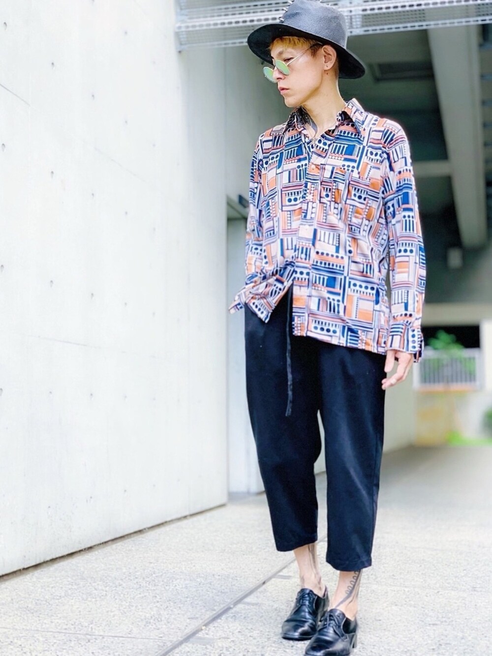 「柄シャツ、シャツスタイル、ZARA、アンクルパンツ、SENSE OF PLACE by URBAN RESEAR、革靴、ハット、ネックレス、SBG、丸サングラス」｜「SENSE OF PLACE by URBAN RESEARCHのベルトツキルーズテーパードパンツ（その他パンツ、ブラック系）」を使った、TETUさん（メンズ・174cm）の秋コーディネートの1枚目の写真