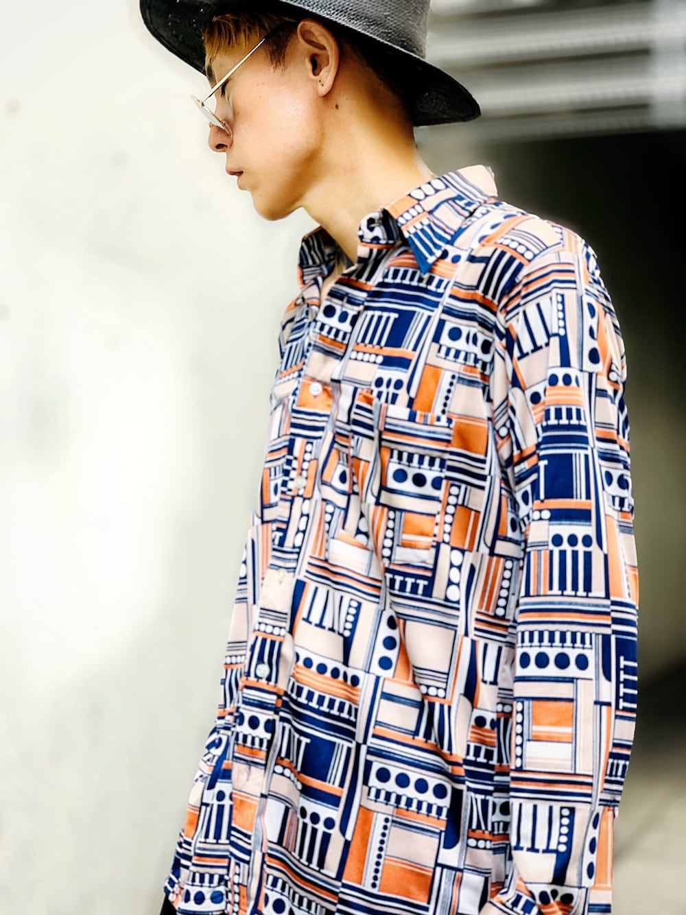 「柄シャツ、ハット、丸サングラス、ネックレス、SBG、大人カジュアル、大人トレンドカジュアル、シャツ、シャツスタイル、ZARA」｜「SBGのSBG イナズマベネチアンチェーンネックレス（ネックレス、ゴールド系）」を使った、TETUさん（メンズ・174cm）の秋コーディネートの1枚目の写真