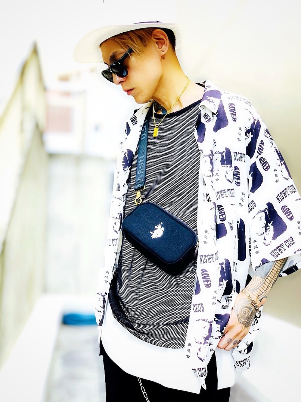 「柄シャツ、レイヤードスタイル、CASPER JOHN AIVER、AIVER、アクセサリー、ネックレス、POLICE、ショルダーバッグ、USポロ、ハット」｜「AIVERのCASPER JOHN AIVER　YAKAI RAYON BIG SHIRT（シャツ/ブラウス、ブラック系）」を使った、TETUさん（メンズ・174cm）の秋コーディネートの1枚目の写真