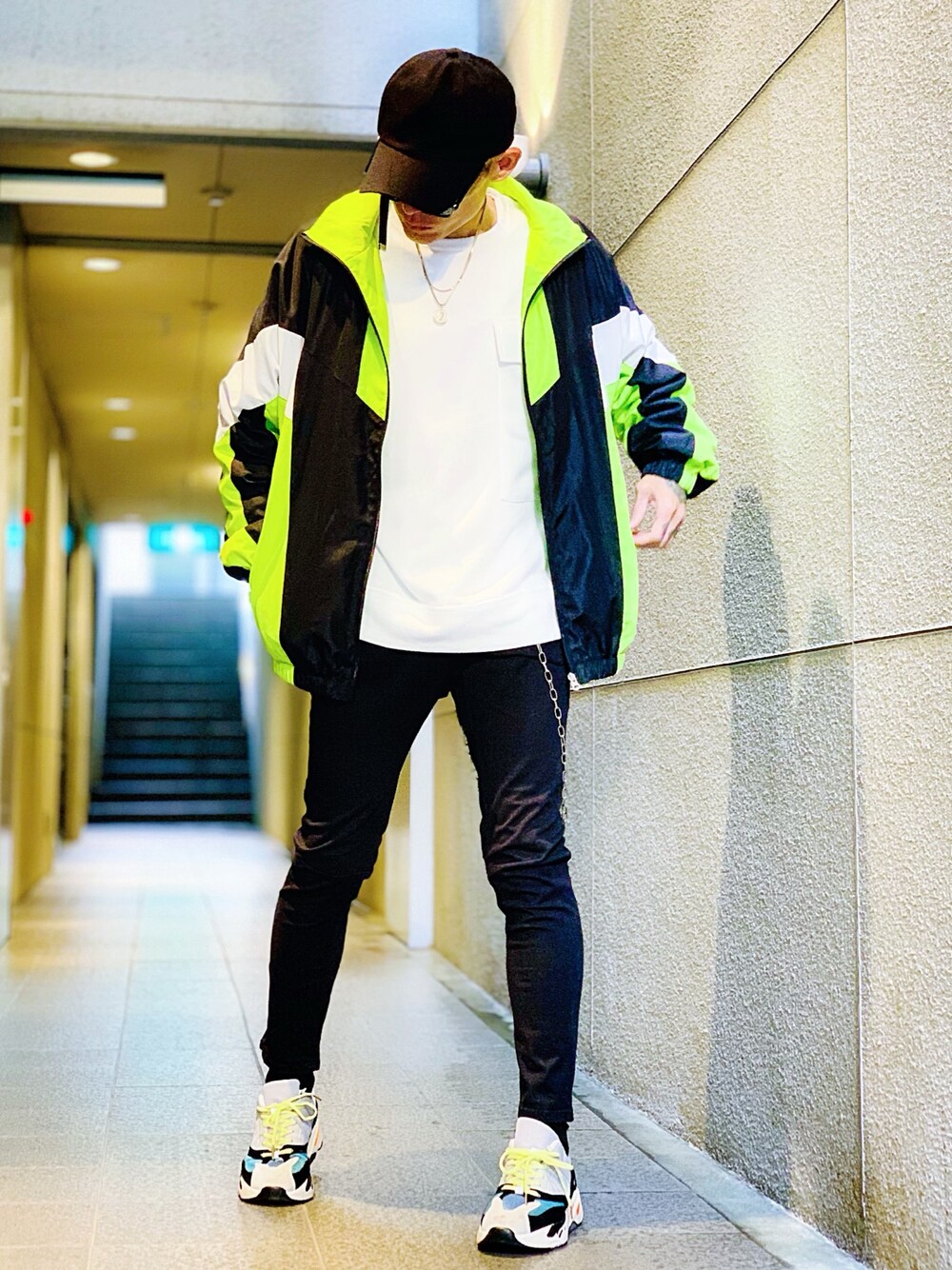 「G.O.C、ナイロンジャケット、トレーナー、ビッグシルエット、韓国ファッション、黒スキニー、yeezy、シルバーアクセサリー、CASPER JOHN AIVER、AIVER」｜「G.O.Cのビッグシルエット ライン切替 ナイロンジャケット ブルゾン（ナイロンジャケット、ブラック系）」を使った、TETUさん（メンズ・174cm）の秋コーディネートの1枚目の写真