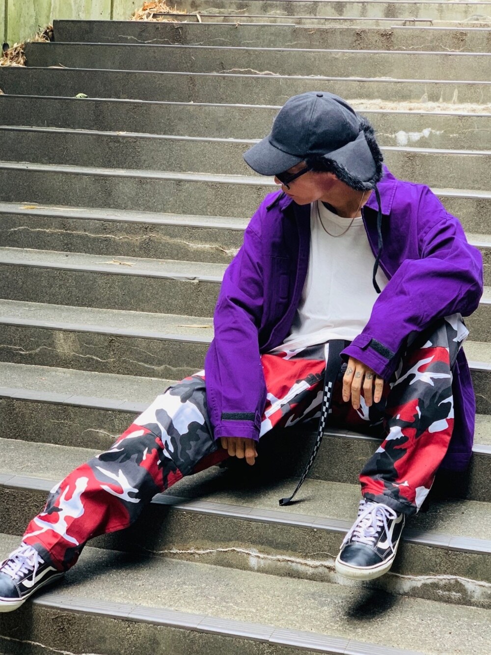 「オーバーサイズ、ミリタリージャケット、ミリタリー、迷彩パンツ、ROTHCO、CASPER JOHN AIVER、AIVER、フライトキャップ、ストリート、VANS」｜「AIVERのCASPER JOHN AIVER　オーバーサイズミリタリーシャツジャケット（ミリタリージャケット、パープル系）」を使った、TETUさん（メンズ・174cm）の秋コーディネートの1枚目の写真