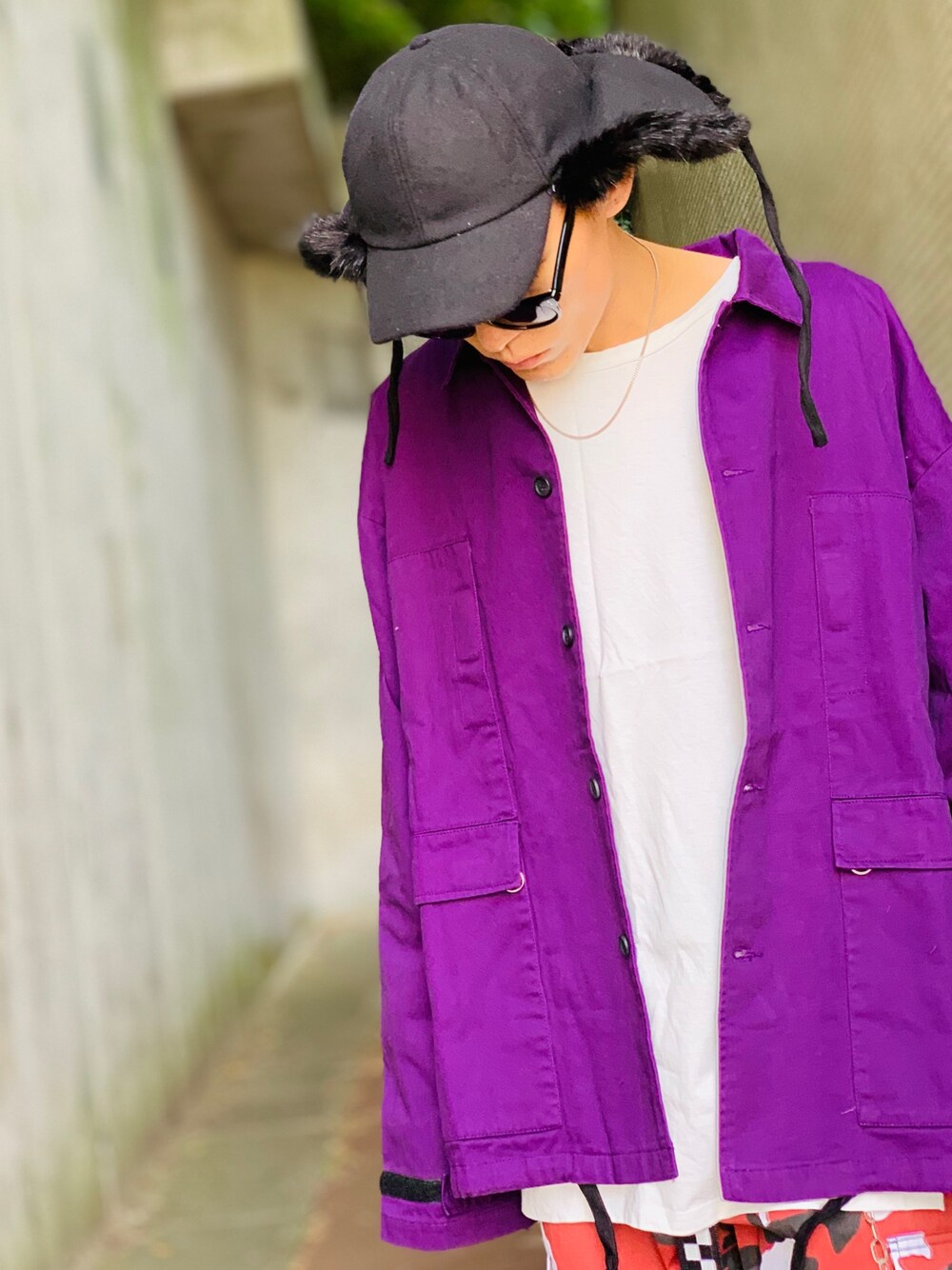 「パープル、ミリタリー、ミリタリージャケット、ミリタリーシャツ、CASPER JOHN AIVER、AIVER、フライトキャップ、ストリート、迷彩パンツ、ROTHCO」｜「AIVERのCASPER JOHN AIVER　オーバーサイズミリタリーシャツジャケット（ミリタリージャケット、パープル系）」を使った、TETUさん（メンズ・174cm）の秋コーディネートの1枚目の写真