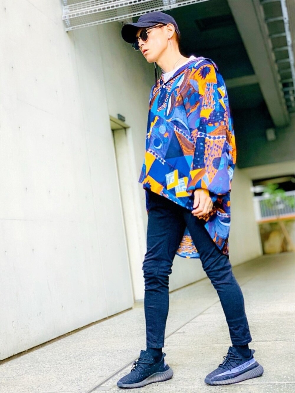 「MGV、オーバーサイズ、ビッグシルエット、柄シャツ、シルバーアクセサリー、CASPER JOHN AIVER、AIVER、黒スキニー、yeezy、韓国ファッション」｜「MGVの【MGV】ヴィンテージ風プリントオーバーサイズシャツ（シャツ/ブラウス、ブルー系）」を使った、TETUさん（メンズ・174cm）の秋コーディネートの1枚目の写真