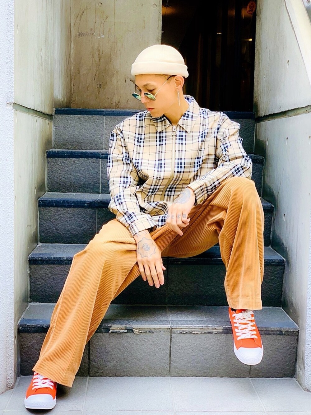 「Nylaus、ドリズラージャケット、チェック、コーデュロイパンツ、ブラウン、guess、guessshoes、ピアス、ロールキャップ、チェック柄に恋してる」｜「NYLAUSの先染め チェック柄 ドリズラージャケット（ブルゾン、ベージュ系）」を使った、TETUさん（メンズ・174cm）の秋コーディネートの1枚目の写真