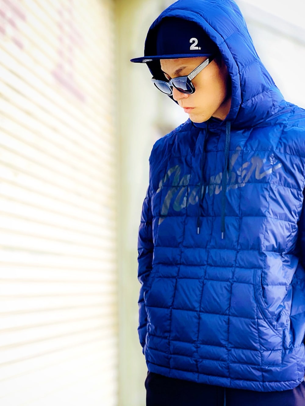 「ダウンジャケット、パーカー、NUMBER (N)INE、キルティングジャケット、キャップ、NEW ERA、ネイビー、ストリート、サングラス、street」｜「NUMBER (N)INEの【NUMBER (N)INE】別注N(N)×TAION 超撥水ダウンビッグシルエットパーカー（ダウンジャケット/コート、ブルー系）」を使った、TETUさん（メンズ・174cm）の秋コーディネートの1枚目の写真