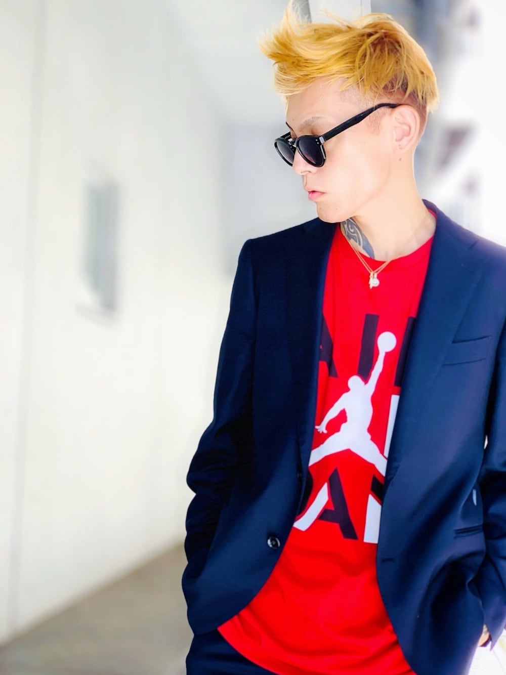 「NIKE、AIR JORDAN、MFK、スーツスタイル、テーラードジャケット、ZOZO、セットアップ、ネイビー、ゴールドアクセ、SBG」｜「MFKのNIKE Air Jordan Tee（Tシャツ/カットソー、レッド系）」を使った、TETUさん（メンズ・174cm）の秋コーディネートの1枚目の写真
