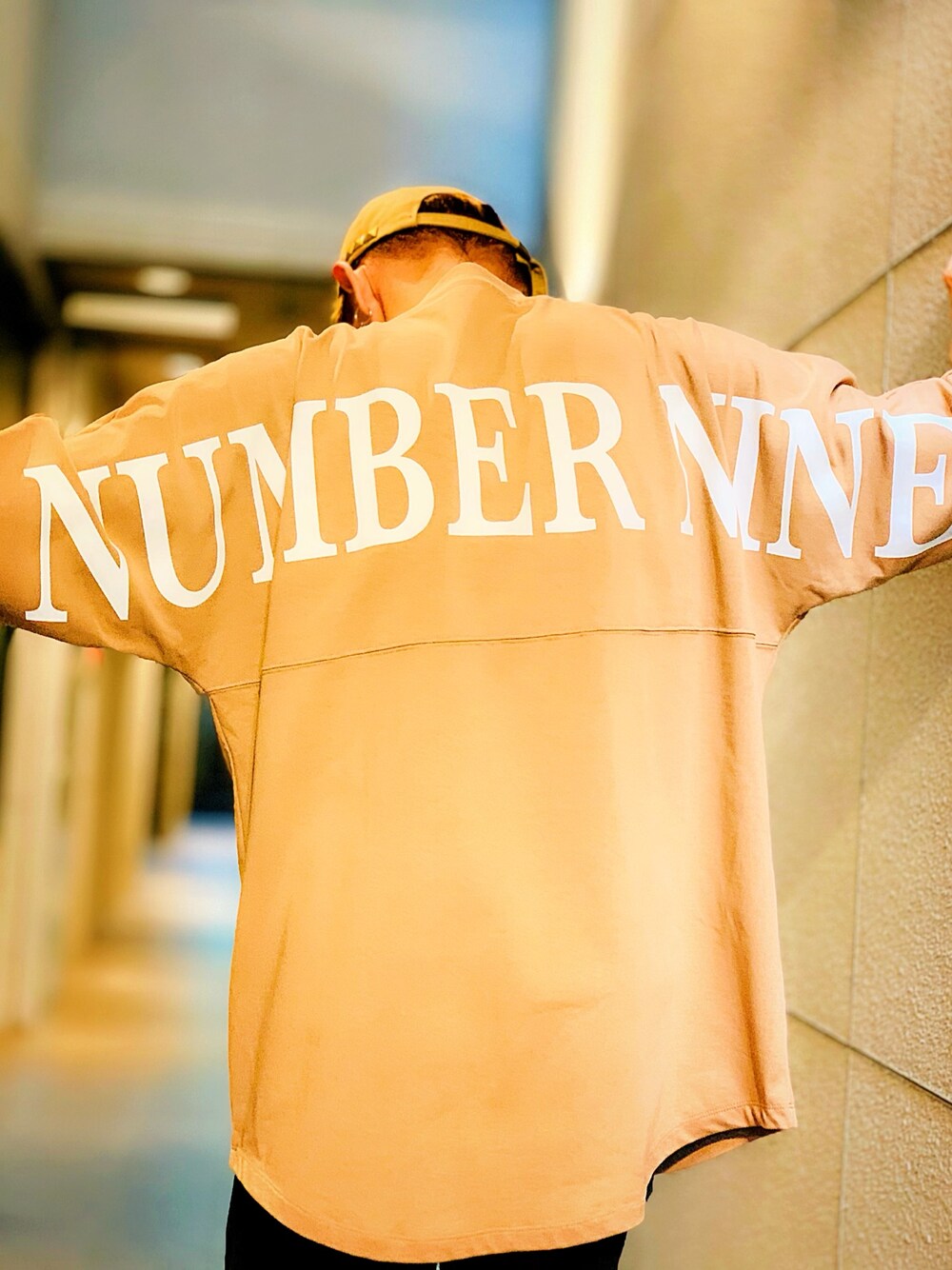「NUMBER (N)INE、オーバーサイズ、ベージュコーデ、ベージュ、キャメル、ストリートMIX、ラフ、秋冬、キャップ、LHP」｜「NUMBER (N)INEの【NUMBER (N)INE】《別注》ビッグシルエット ロゴ バックプリント クルーネック ロングスリーブ Tシャツ（Tシャツ/カットソー、ベージュ系）」を使った、TETUさん（メンズ・174cm）の秋コーディネートの1枚目の写真