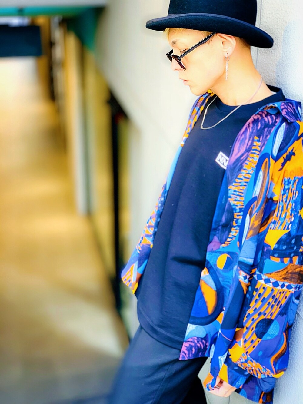 「MGV、オーバーサイズ、ビッグシルエット、柄シャツ、ロンT、NUMBER (N)INE、ハット、ボーラーハット、シルバーアクセサリー、ピアス」｜「MGVの【MGV】ヴィンテージ風プリントオーバーサイズシャツ（シャツ/ブラウス、ブルー系）」を使った、TETUさん（メンズ・174cm）の秋コーディネートの1枚目の写真