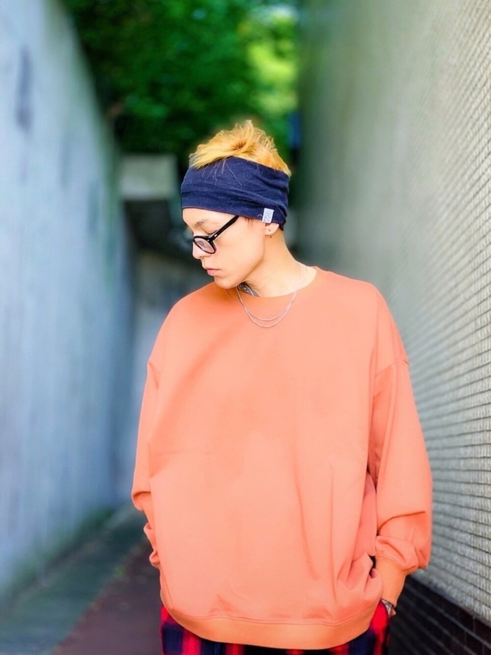 「ヘアバンド、オーバーサイズ、ビッグシルエット、トレーナー、ブラウン、CASPER JOHN AIVER、AIVER、チェックパンツ、めがね、7JEWELRY」｜「AIVERのチェーンシルバーネックレス/ショート（ネックレス、シルバー系）」を使った、TETUさん（メンズ・174cm）の秋コーディネートの1枚目の写真