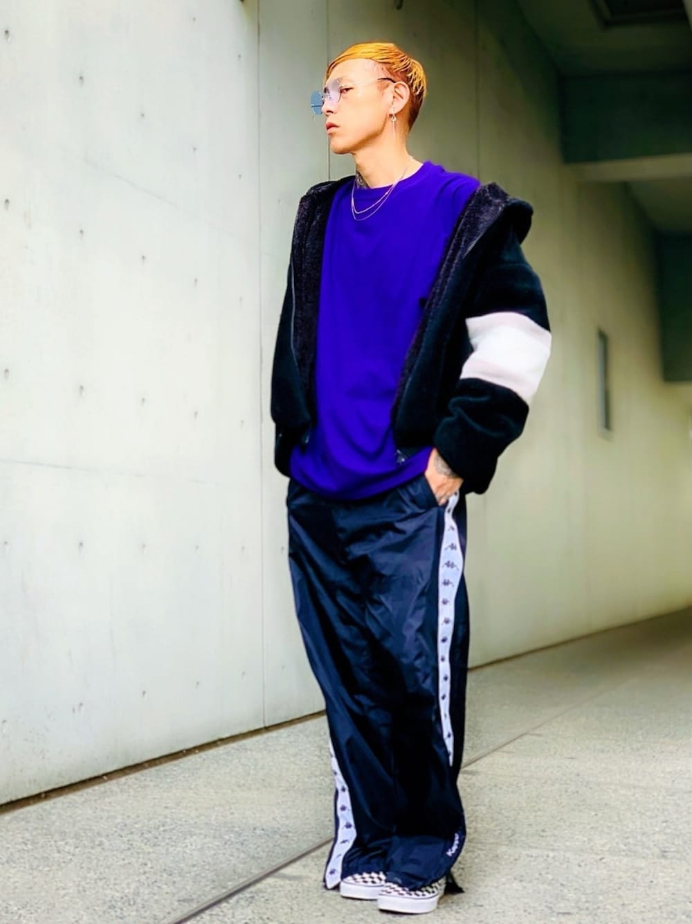 「ボアジャケット、ボアブルゾン、Tシャツ、ネックレス、AIVER、CASPER JOHN AIVER、G.O.C、KAPPA、韓国ファッション、スリッポン」｜「G.O.Cのライン ビッグシルエット ボア ブルゾン 【youtuber NOBLEMAN 紹介商品】（ブルゾン、ブラック系）」を使った、TETUさん（メンズ・174cm）の秋コーディネートの1枚目の写真