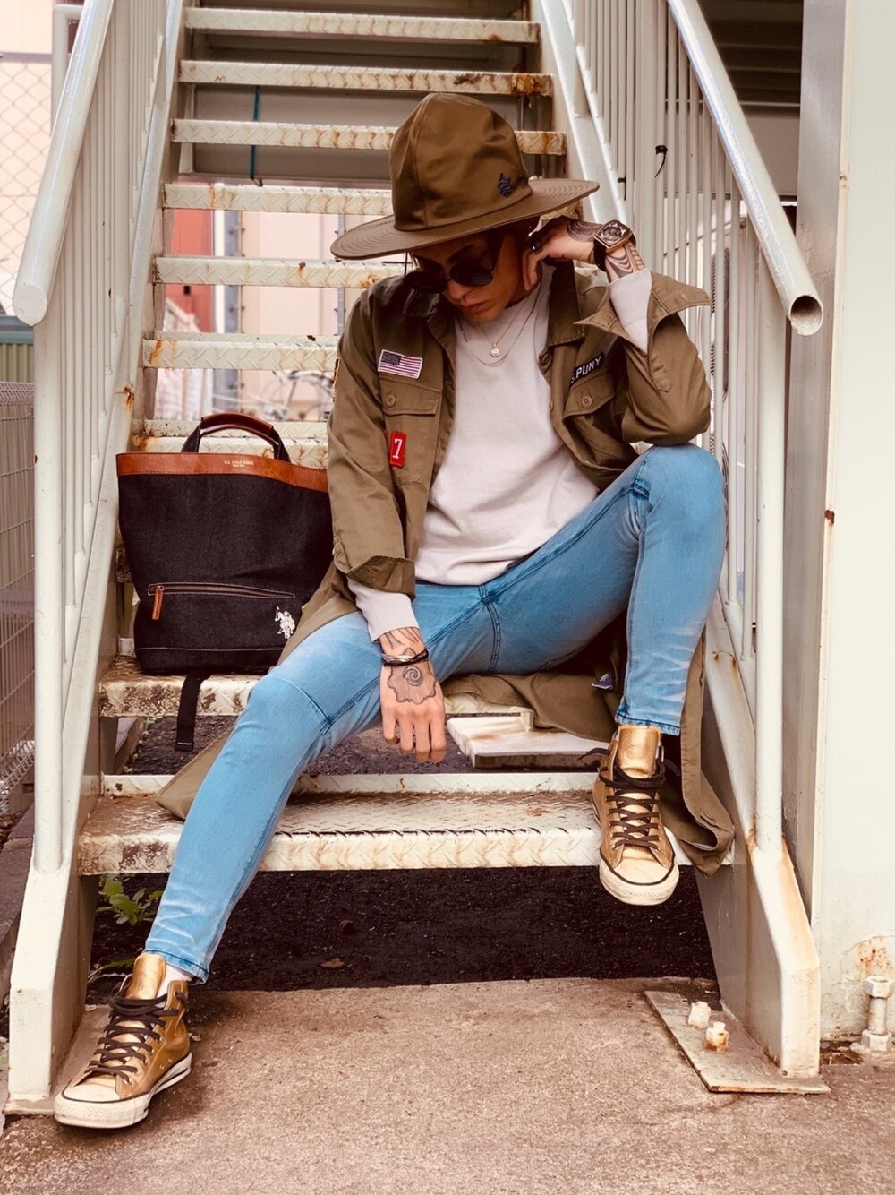 「カーキ、ミリタリー、ミリタリージャケット、スキニーデニム、ハット、コンバース、converse、秋コーデ、ミリタリーシャツ、秋」｜「NUMBER (N)INEの【NUMBER (N)INE】《別注》シルキー プレーン ニット クルーネック プルオーバー（ニット/セーター、グレー系）」を使った、TETUさん（メンズ・174cm）の秋コーディネートの1枚目の写真