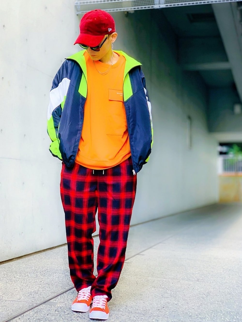 「チェックパンツ、CASPER JOHN AIVER、ナイロンジャケット、オレンジ、トレーナー、オーバーサイズ、G.O.C、guess、キャップ、NEW ERA」｜「G.O.Cのビッグシルエット ライン切替 ナイロンジャケット ブルゾン（ナイロンジャケット、ブラック系）」を使った、TETUさん（メンズ・174cm）の秋コーディネートの1枚目の写真