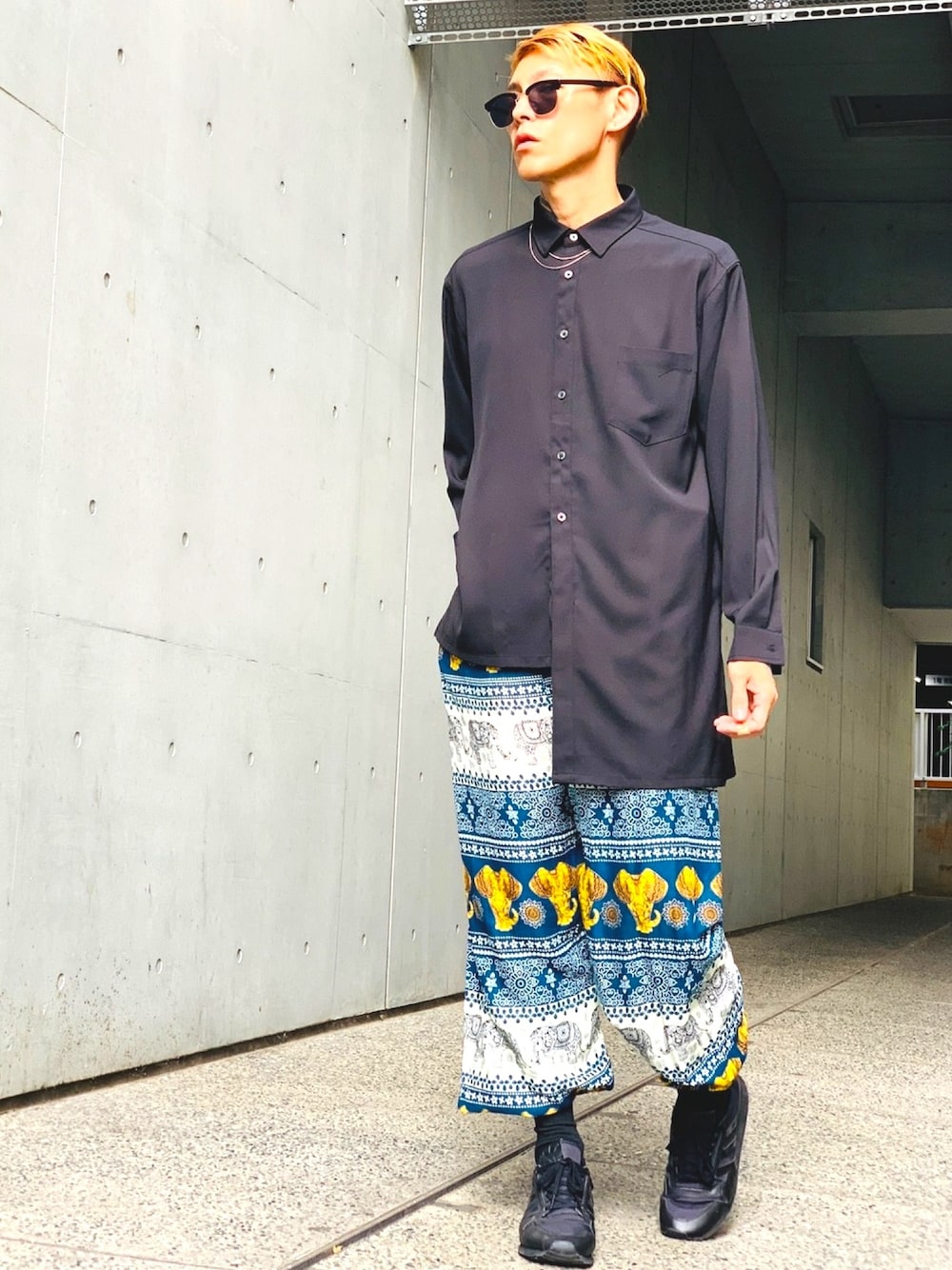 「シャツスタイル、アシンメトリー、not conventional、シルバーアクセサリー、CASPER JOHN AIVER、NUMBER (N)INE、ストリートMIX、タイパンツ、柄パンツ、モード」｜「NOT CONVENTIONALのNOT CONVENTIONAL　asymmtry shirt（シャツ/ブラウス、ブラック系）」を使った、TETUさん（メンズ・174cm）の秋コーディネートの1枚目の写真