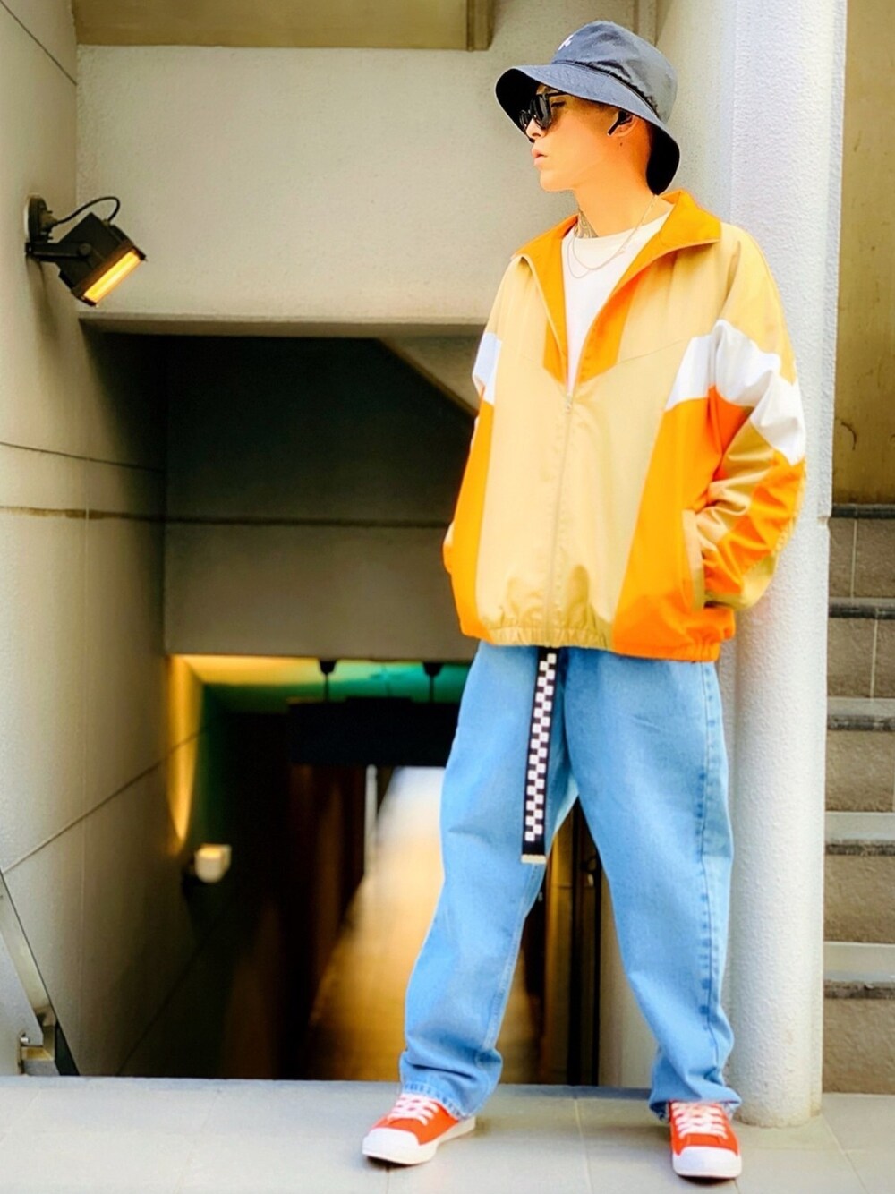 「Levi's、ワイドデニム、guess、ナイロンジャケット、G.O.C、ストリート、バケットハット、シルバーアクセサリー、ネックレス、韓国ファッション」｜「G.O.Cのビッグシルエット ライン切替 ナイロンジャケット ブルゾン（ナイロンジャケット、ベージュ系）」を使った、TETUさん（メンズ・174cm）の秋コーディネートの1枚目の写真