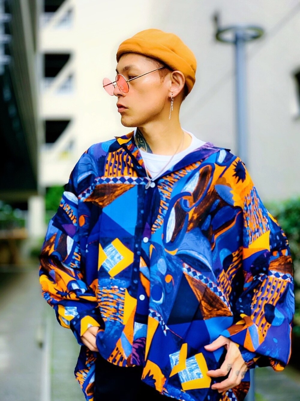 「MGV、柄シャツ、オーバーサイズ、ビッグシルエット、シルバーアクセサリー、ネックレス、ピアス、NUMBER (N)INE、CASPER JOHN AIVER、ロールキャップ」｜「MGVの【MGV】ヴィンテージ風プリントオーバーサイズシャツ（シャツ/ブラウス、ブルー系）」を使った、TETUさん（メンズ・174cm）の秋コーディネートの1枚目の写真