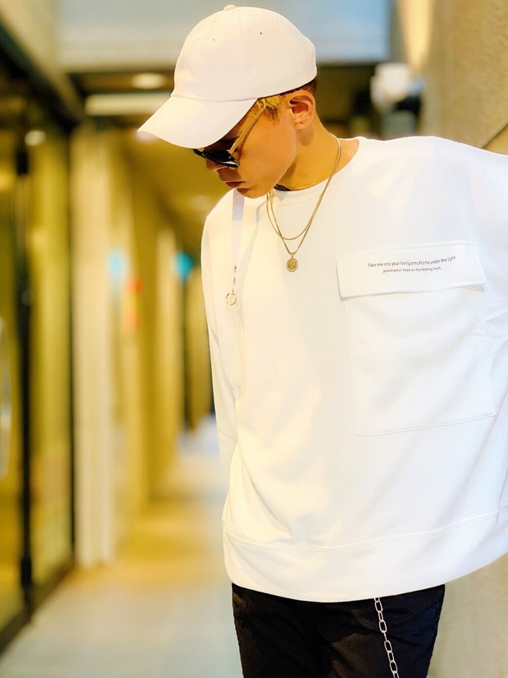 「G.O.C、スウェット、トレーナー、オーバーサイズ、キャップ、アクセサリー、ネックレス、CASPER JOHN AIVER、韓国ファッション、ストリートMIX」｜「G.O.CのBIG ポケット クルーネック トレーナー 【youtuber NOBLEMAN 紹介商品】（スウェット、ホワイト系）」を使った、TETUさん（メンズ・174cm）の秋コーディネートの1枚目の写真