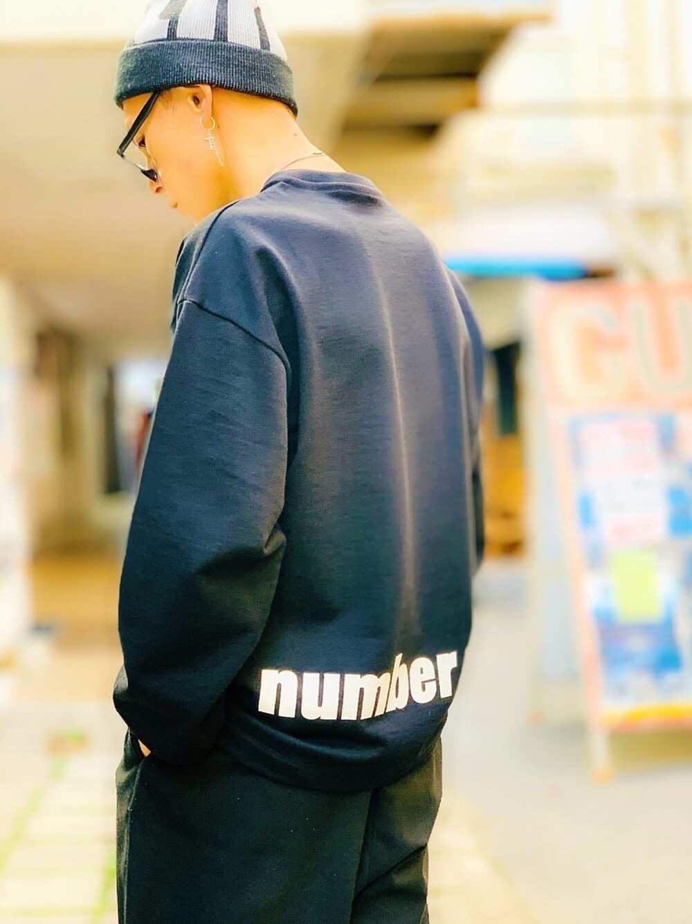 「オールブラック、ニット帽、シンプル、シンプルコーデ、バックプリント、バックスタイル、カットソー、NUMBER (N)INE、ラフ、オーバーサイズ」｜「NUMBER (N)INEの【NUMBER (N)INE】《別注》ヘビーウェイト プレミアフライス N(N) ボックスロゴ 刺繍 クルーネック ロングスリーブ Tシャツ（Tシャツ/カットソー、ホワイト系）」を使った、TETUさん（メンズ・174cm）の秋コーディネートの1枚目の写真