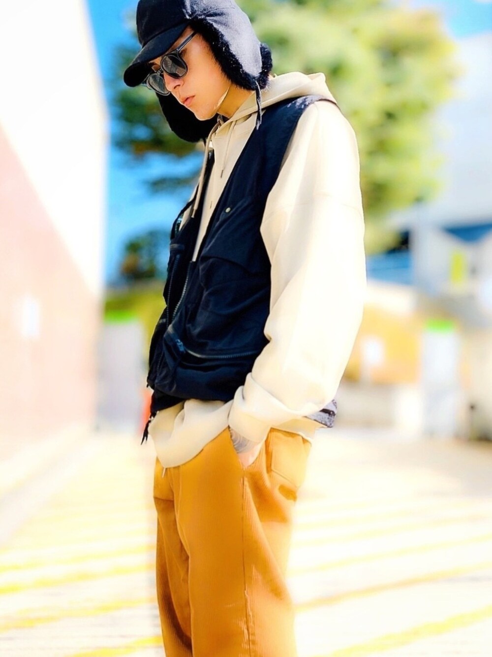 「フィッシングベスト、ベージュ、パーカー、LEE、ブラウン、コーデュロイパンツ、CASPER JOHN AIVER、フライトキャップ、秋のコーデ、SENSE OF PLACE by URBAN RESEAR」｜「AIVERのCASPER JOHN AIVER　CORDUROY DRAWCORD EASY PANTS（その他パンツ、ブラウン系）」を使った、TETUさん（メンズ・174cm）の秋コーディネートの1枚目の写真