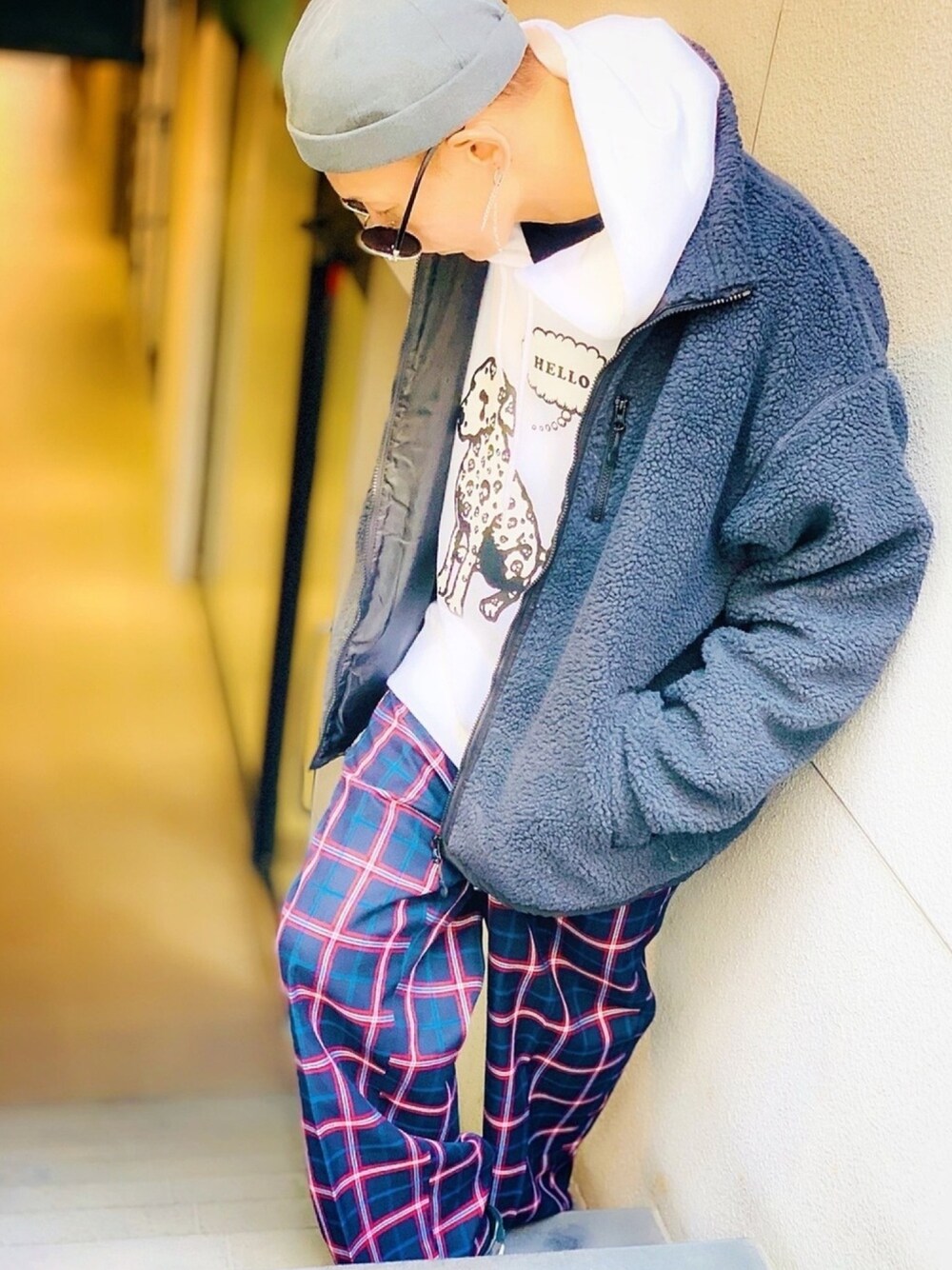 「Junred、チェックパンツ、bias、パーカー、オーバーサイズ、ボアジャケット、SENSE OF PLACE by URBAN RESEAR、ビッグシルエット、ロールキャップ、street」｜「BIASの【BIAS】《別注》“復刻モデル” ヘビーウェイト ビッグシルエット スカルダルメシアン グラフィック フーディー / プルオーバー パーカー（パーカー、ホワイト系）」を使った、TETUさん（メンズ・174cm）の秋コーディネートの1枚目の写真