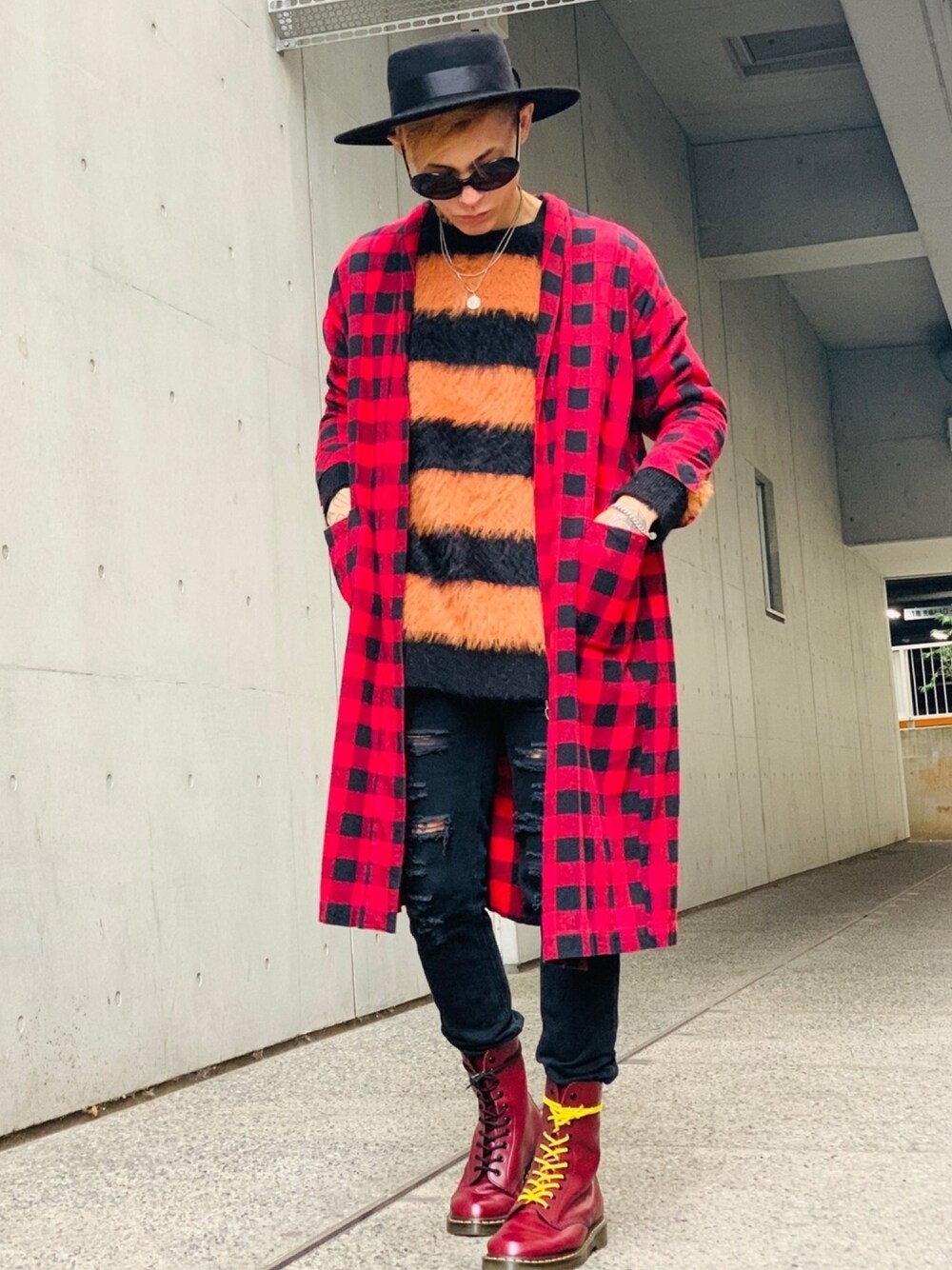 「ガウン、チェック、ボーダートップス、モヘアニット、NUMBER (N)INE、ブレスレット、LION HEART(LION HEART)、Dr.Martens、ブーツ、シルバーアクセサリー」｜「NUMBER (N)INEの【NUMBER (N)INE】《別注》フェザー ファー ヤーン ニット ワイド ボーダー クルーネック プルオーバー（ニット/セーター、オレンジ系）」を使った、TETUさん（メンズ・174cm）の秋コーディネートの1枚目の写真