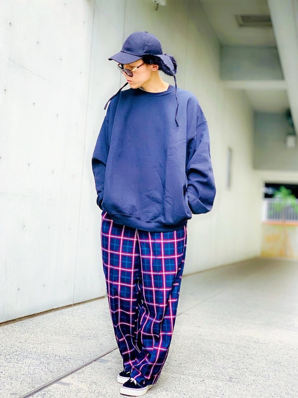 「オーバーサイズ、ビッグシルエット、Junred、チェックパンツ、フライトキャップ、ゆるコーデ、スニーカー、ラフ、韓国ファッション、ストリートコーデ」｜「JUNREDのチェックワイドストレートパンツ（その他パンツ、ブルー系）」を使った、TETUさん（メンズ・174cm）の秋コーディネートの1枚目の写真