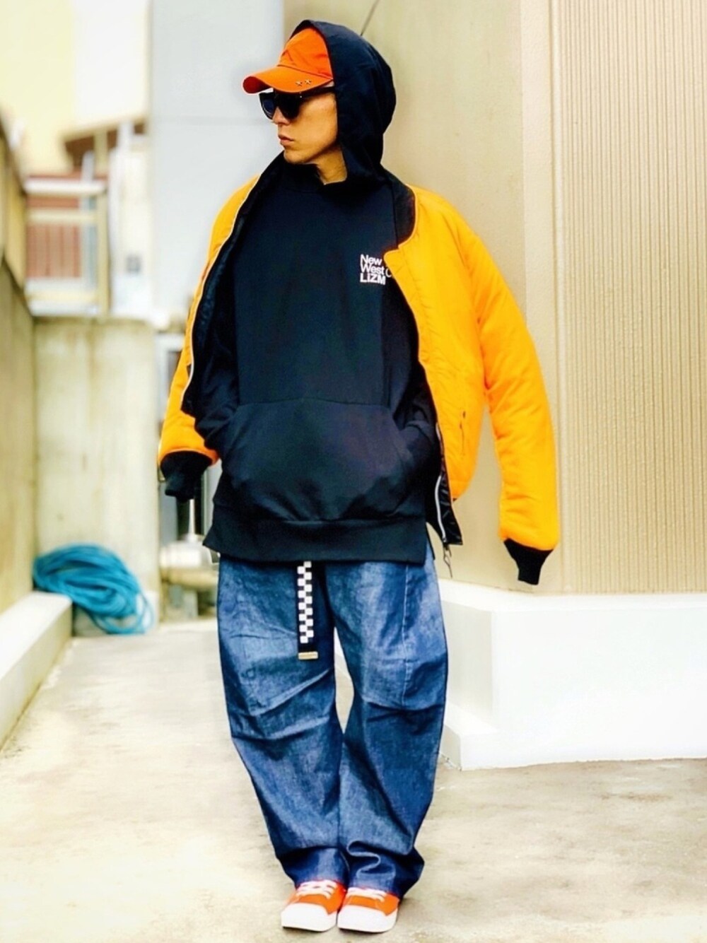 「alpha、MA-1、デニムパンツ、guess、ワイドデニム、デニム、ストリート、パーカー、LIZM、MFK」｜「ALPHAの【MA-1】定番 MA-1（MA-1、ブラック系）」を使った、TETUさん（メンズ・174cm）の秋コーディネートの1枚目の写真