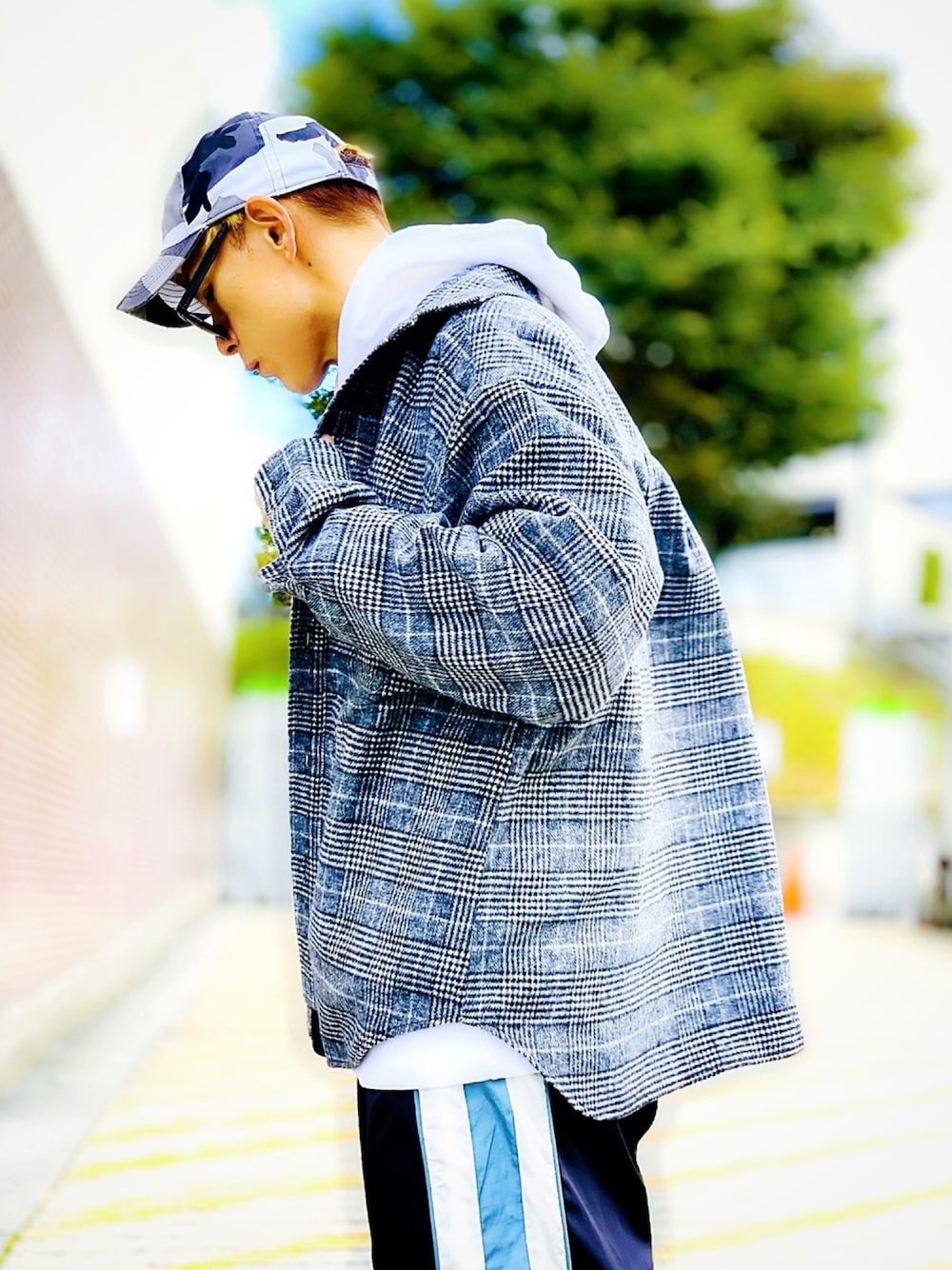 「オーバーサイズ、チェックシャツ、NO NEED、パーカー、bias、CASPER JOHN AIVER、ジョガーパンツ、ミリタリーシャツ、ストリート、韓国ファッション」｜「NO NEEDのロングスリーブミリタリーオーバーサイズ起毛CPOジャケット（ミリタリージャケット、グレー系）」を使った、TETUさん（メンズ・174cm）の冬コーディネートの1枚目の写真