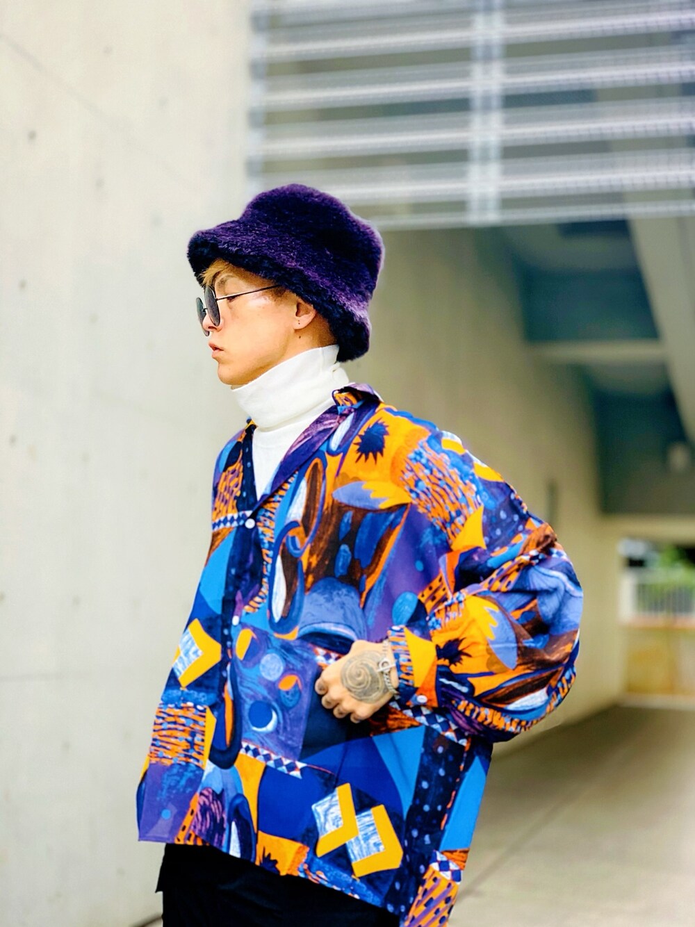 「MGV、オーバーサイズ、柄シャツ、ジャミロクワイ、タートルネック、韓国ファッション、ストリート、ファー帽子、LION HEART(LION HEART)、ブレスレット」｜「MGVの【MGV】ヴィンテージ風プリントオーバーサイズシャツ（シャツ/ブラウス、ブルー系）」を使った、TETUさん（メンズ・174cm）の冬コーディネートの1枚目の写真