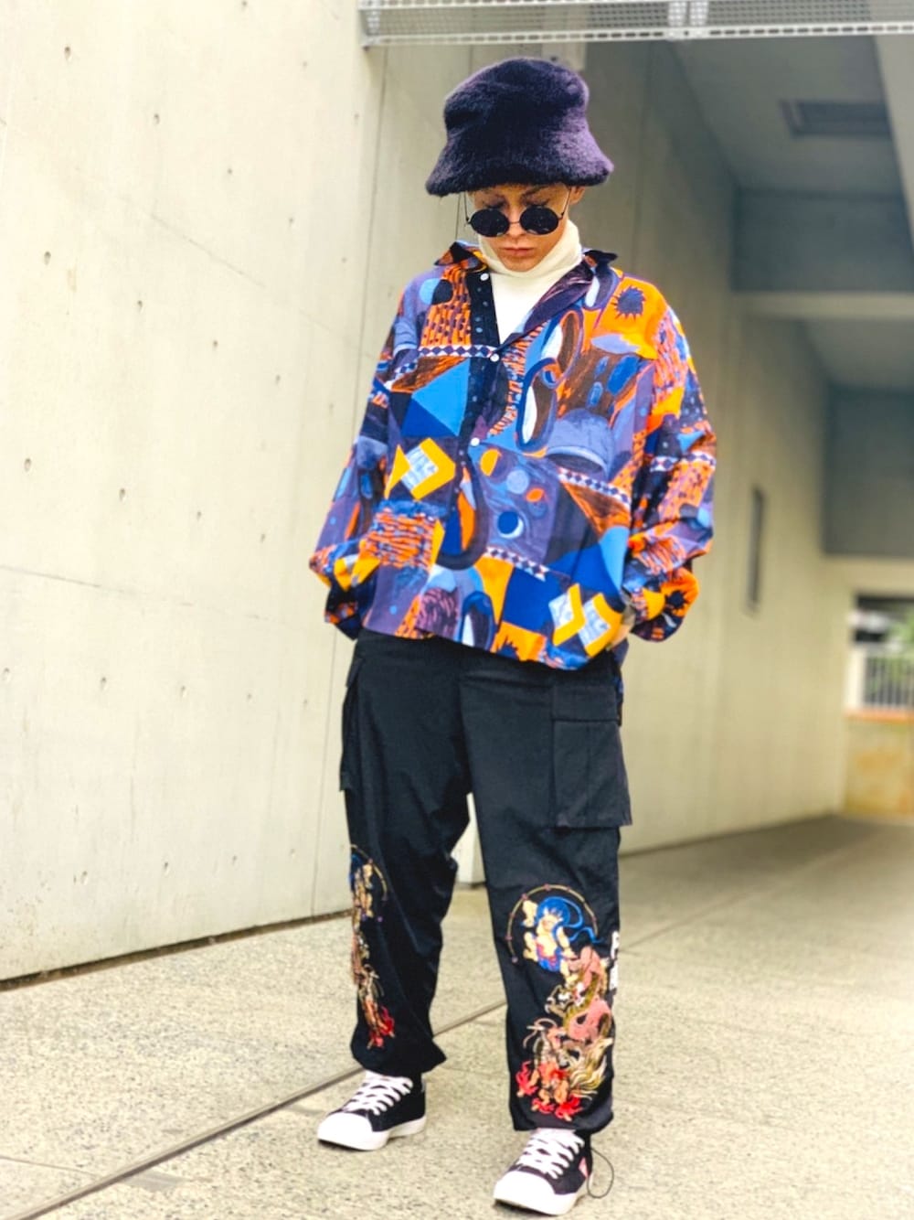 「柄シャツ、オーバーサイズ、MGV、カーゴパンツ、CASPER JOHN AIVER、GALFY、タートルネック、LION HEART(LION HEART)、guess、スニーカー」｜「MGVの【MGV】ヴィンテージ風プリントオーバーサイズシャツ（シャツ/ブラウス、ブルー系）」を使った、TETUさん（メンズ・174cm）の冬コーディネートの1枚目の写真
