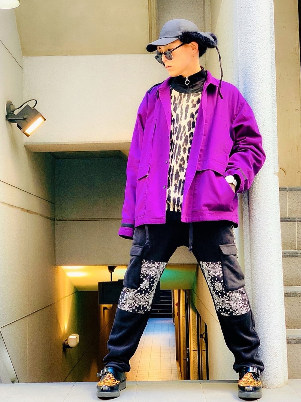 「レオパード、CASPER JOHN AIVER、カーゴパンツ、ミリタリー、ミリタリージャケット、腕時計、POLO、ミリタリーシャツ、オーバーサイズ、フライトキャップ」｜「AIVERのCASPER JOHN AIVER　FLEECE CARGO BONDAGE PT（カーゴパンツ、その他）」を使った、TETUさん（メンズ・174cm）の冬コーディネートの1枚目の写真