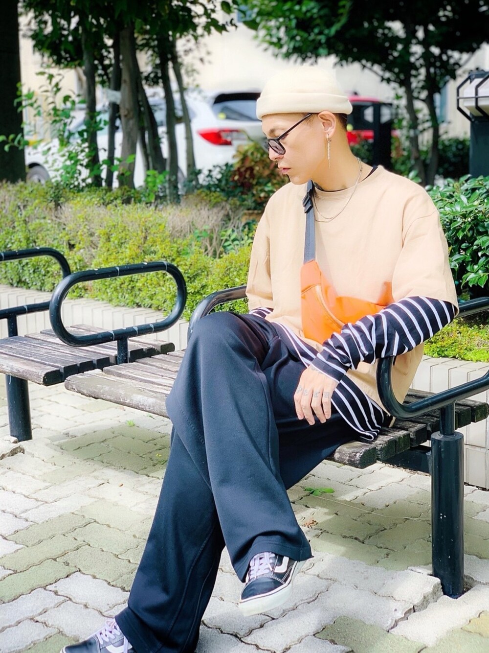 「ワイドパンツ、ロールキャップ、シルバーアクセサリー、CASPER JOHN AIVER、レイヤードスタイル、ネックレス、NUMBER (N)INE、ウエストポーチ、スニーカー、VANS」｜「AIVERのCASPER JOHN AIVER フェードカラービッグＴ（Tシャツ/カットソー、ベージュ系）」を使った、TETUさん（メンズ・174cm）の冬コーディネートの1枚目の写真