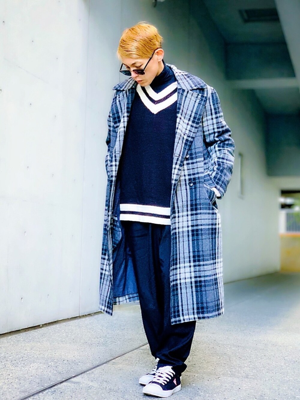 「Nylaus、チルデンニット、スニーカー、guess、ワイドパンツ、チェックコート、コート、タートルネック、冬アウター、冬コーデ」｜「MYSELF ABAHOUSEのウールツィードBIGチェック（チェスターコート、ブラック系）」を使った、TETUさん（メンズ・174cm）の冬コーディネートの1枚目の写真