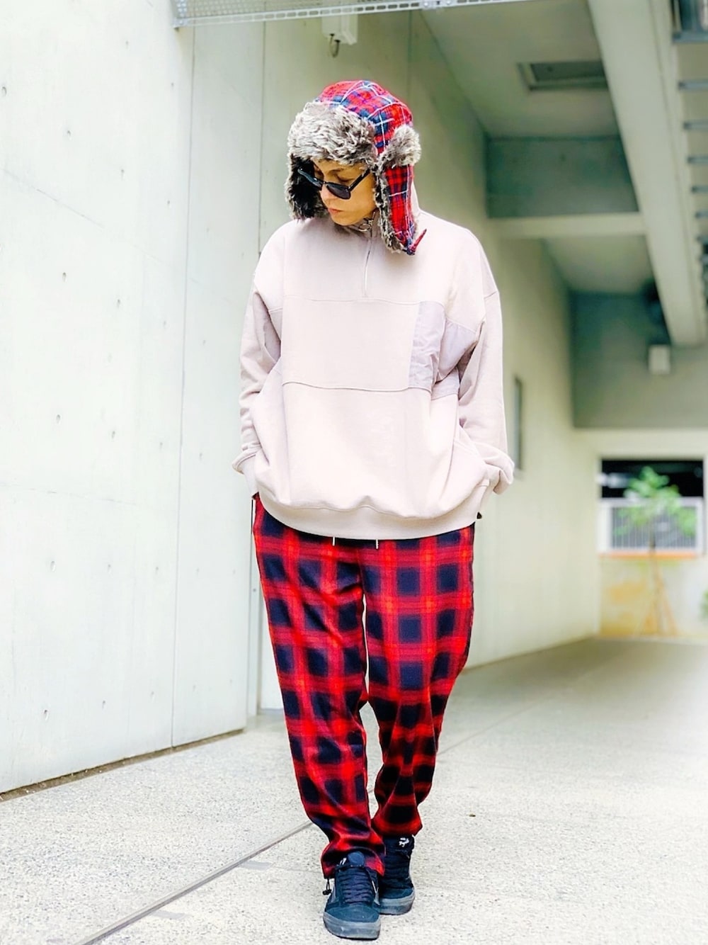 「チェックパンツ、ハーフジップ、オーバーサイズ、CASPER JOHN AIVER、AIVER、フライトキャップ、ストリート、VANS OLDSKOOL、VANSのスニーカー、パイロットキャップ」｜「AIVERのCASPER JOHN AIVER　ZIP HIGHNECK SWEAT（スウェット、グレー系）」を使った、TETUさん（メンズ・174cm）の秋コーディネートの1枚目の写真