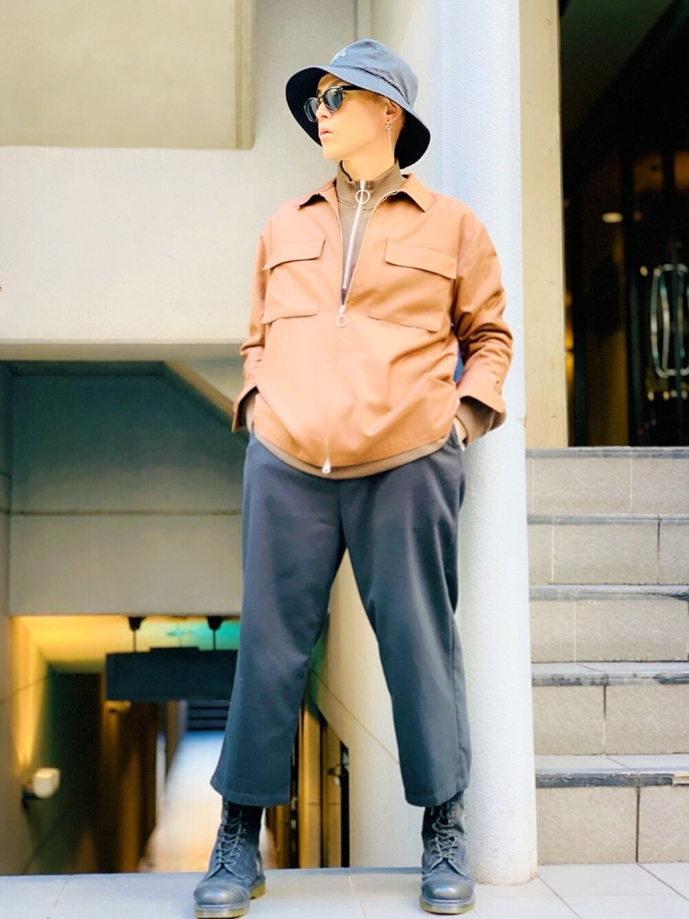 「ブーツ、Dr.Martens、ハーフジップ、ジップシャツ、NUMBER (N)INE、ワイドパンツ、バケットハット、ブラウン×ブラック、LION HEART(LION HEART)、モード」｜「NUMBER (N)INEの【NUMBER (N)INE】《別注》クリア ツイル ビッグシルエット ジップアップ シャツ ジャケット / セットアップ 可（シャツ/ブラウス、ブラウン系）」を使った、TETUさん（メンズ・174cm）の冬コーディネートの1枚目の写真