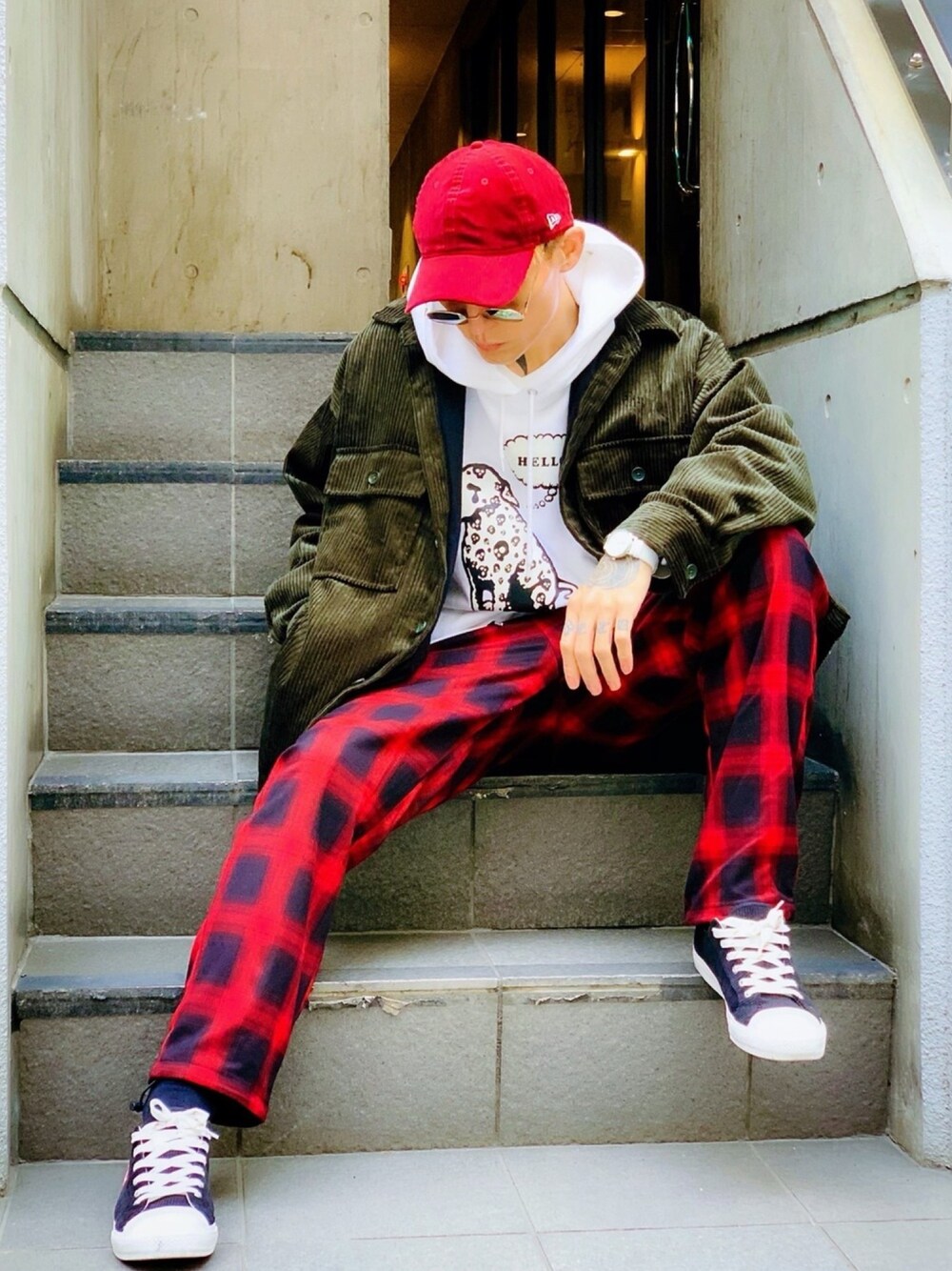 「コーデュロイジャケット、SENSE OF PLACE by URBAN RESEAR、パーカー、チェックパンツ、NEW ERA、スニーカー、guess、韓国ファッション、POLO、クリスマスカラー」｜「SENSE OF PLACE by URBAN RESEARCHのコーデュロイCPOジャケット（その他アウター、グリーン系）」を使った、TETUさん（メンズ・174cm）の冬コーディネートの1枚目の写真