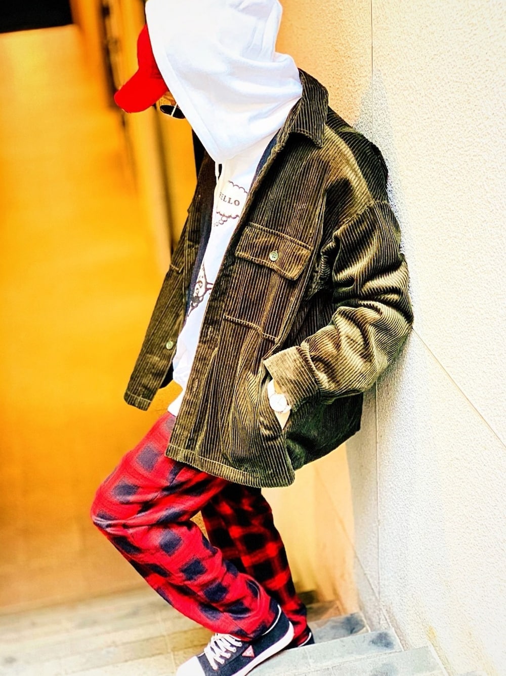 「コーデュロイジャケット、SENSE OF PLACE by URBAN RESEAR、パーカー、bias、チェックパンツ、CASPER JOHN AIVER、腕時計、POLO、guess、クリスマスカラー」｜「SENSE OF PLACE by URBAN RESEARCHのコーデュロイCPOジャケット（その他アウター、グリーン系）」を使った、TETUさん（メンズ・174cm）の冬コーディネートの1枚目の写真