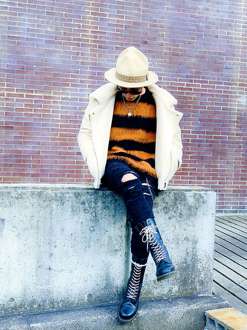 「ボアジャケット、ライダース、黒スキニー、Dr.Martens、ブーツ、マウンテンハット、ハット、ボーダーニット、シャギーニット、NUMBER (N)INE」｜「NUMBER (N)INEの【NUMBER (N)INE】《別注》フェザー ファー ヤーン ニット ワイド ボーダー クルーネック プルオーバー（ニット/セーター、オレンジ系）」を使った、TETUさん（メンズ・174cm）の冬コーディネートの1枚目の写真