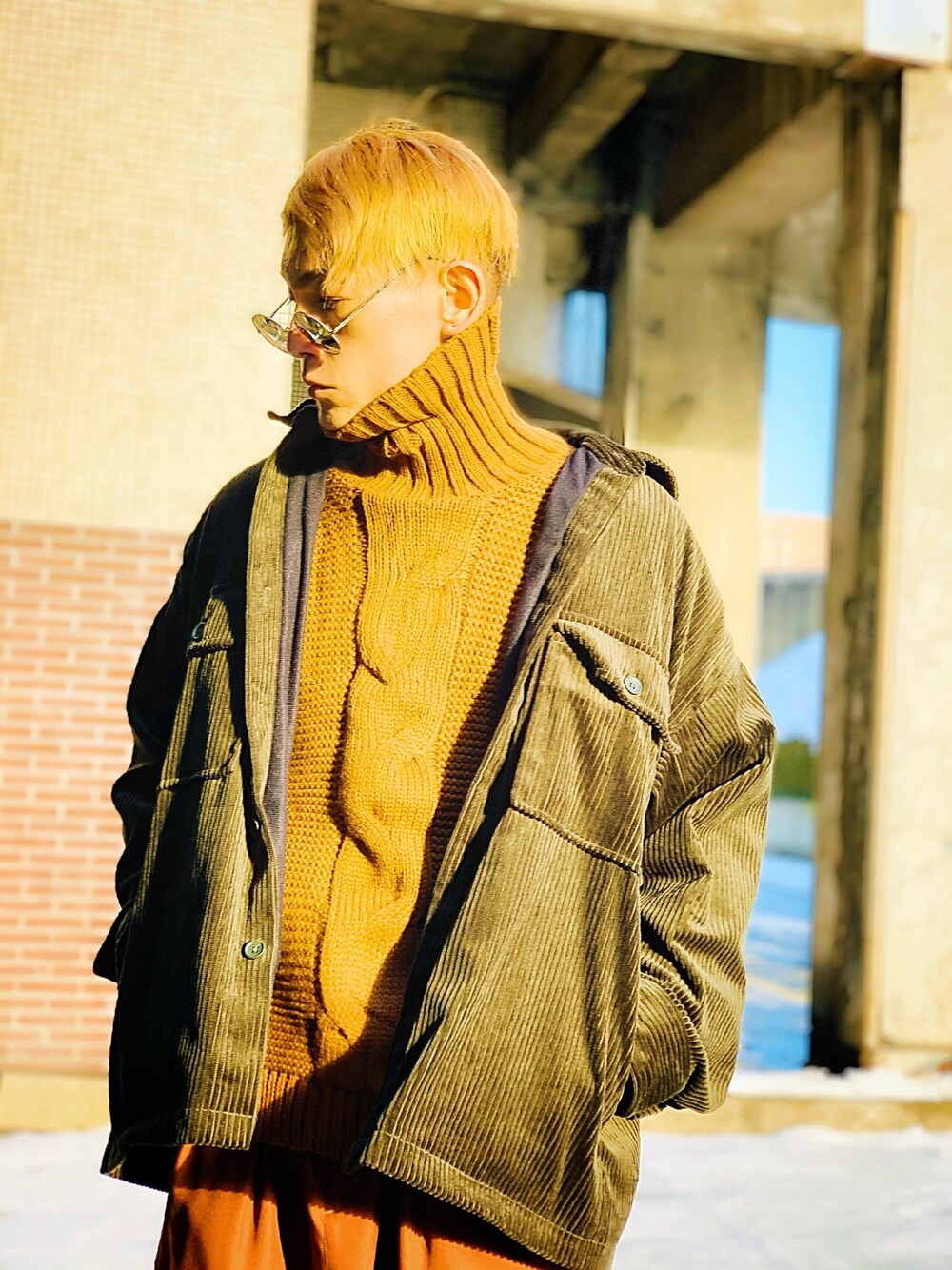 「大晦日、コーチジャケット、コーデュロイ、オーバーサイズ、SENSE OF PLACE by URBAN RESEAR、タートルネックニット、タートルネック、ケーブルニット、MGV、ブラウン」｜「MGVの【MGV】ケーブル×ラーベン編みハイネックプルオーバーニット（ニット/セーター、イエロー系）」を使った、TETUさん（メンズ・174cm）の冬コーディネートの1枚目の写真