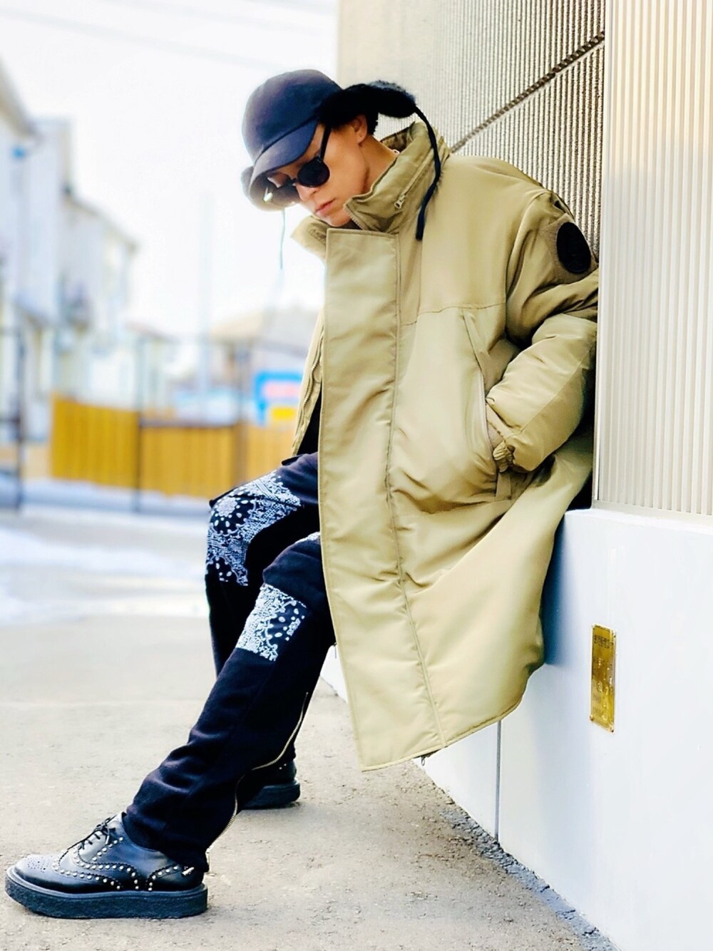 「モンスターパーカー、SENSE OF PLACE by URBAN RESEAR、ミリタリージャケット、ミリタリー、ラバーソール、LHP、カーゴパンツ、AIVER、フライトキャップ、ビッグシルエット」｜「AIVERのCASPER JOHN AIVER　FLEECE CARGO BONDAGE PT（カーゴパンツ、その他）」を使った、TETUさん（メンズ・174cm）の冬コーディネートの1枚目の写真