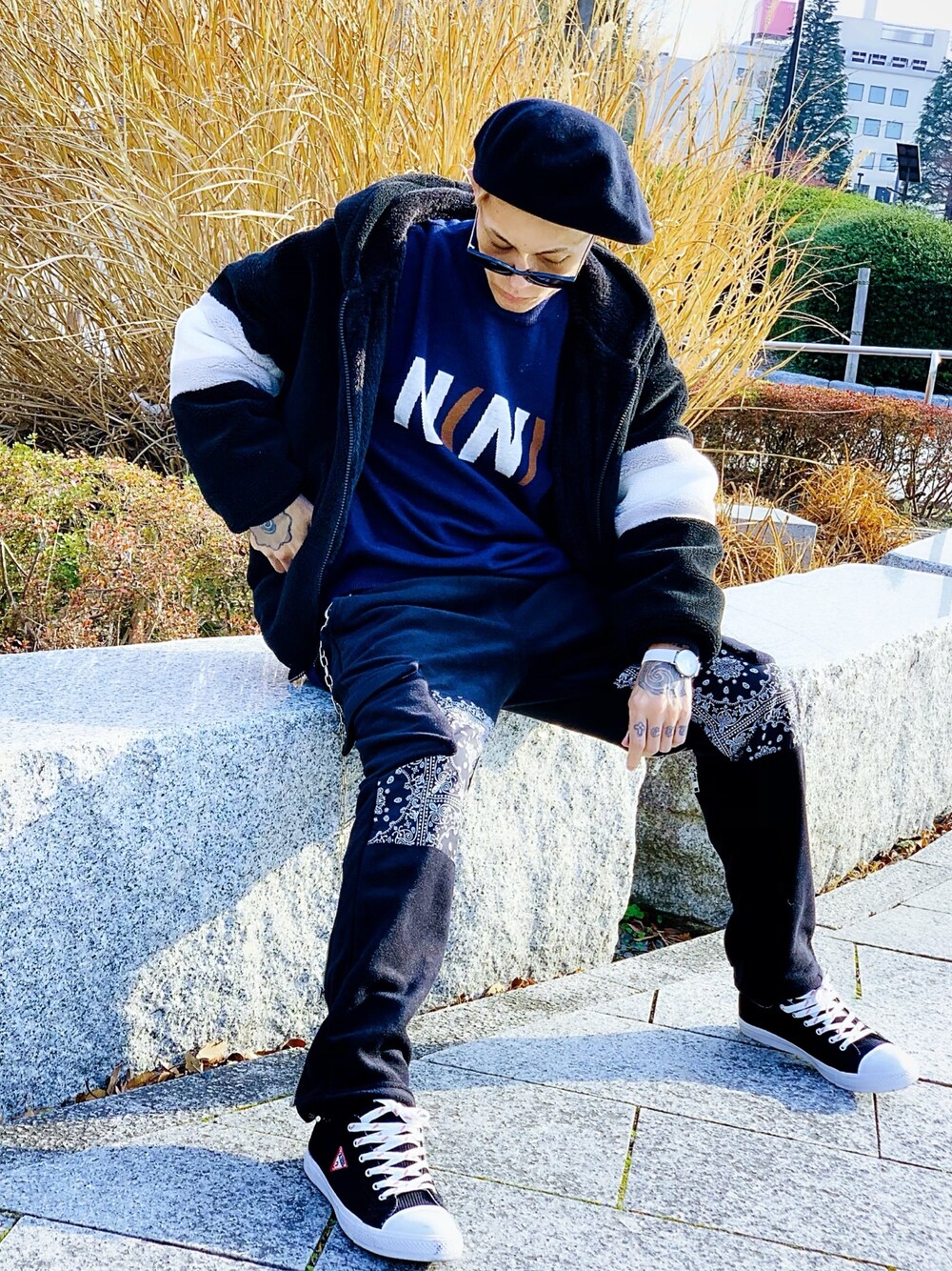 「ボアジャケット、カーゴパンツ、スニーカー、guess、腕時計、POLO、ベレー帽、ニット、ストリート、冬アウター着回しチャレンジ」｜「G.O.Cのライン ビッグシルエット ボア ブルゾン 【youtuber NOBLEMAN 紹介商品】（ブルゾン、ブラック系）」を使った、TETUさん（メンズ・174cm）の冬コーディネートの1枚目の写真