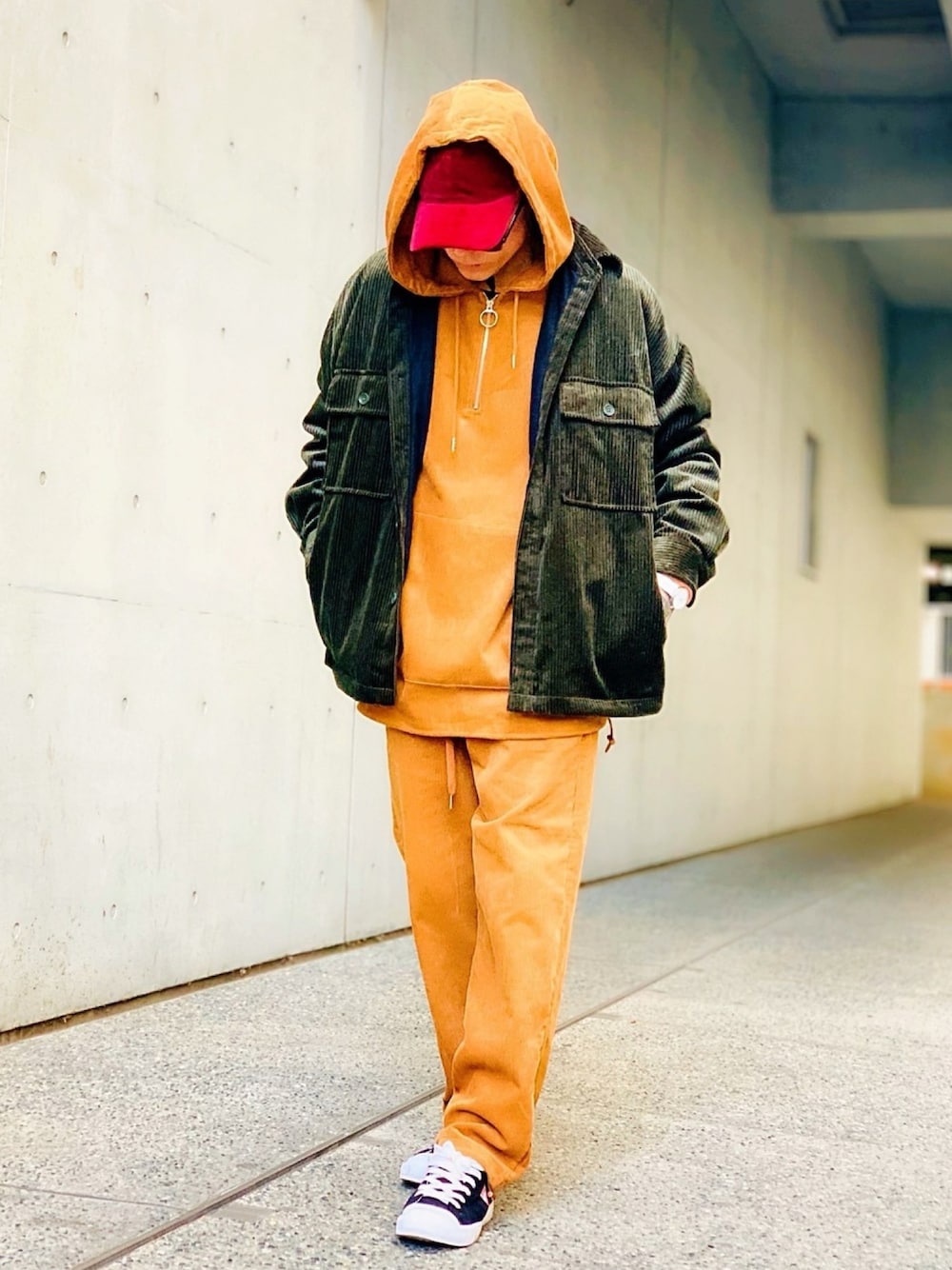 ブラウン系のパーカー、ブラウン系のその他パンツ、グリーン系のその他アウターを着用したメンズの冬コーディネートの1枚目の写真