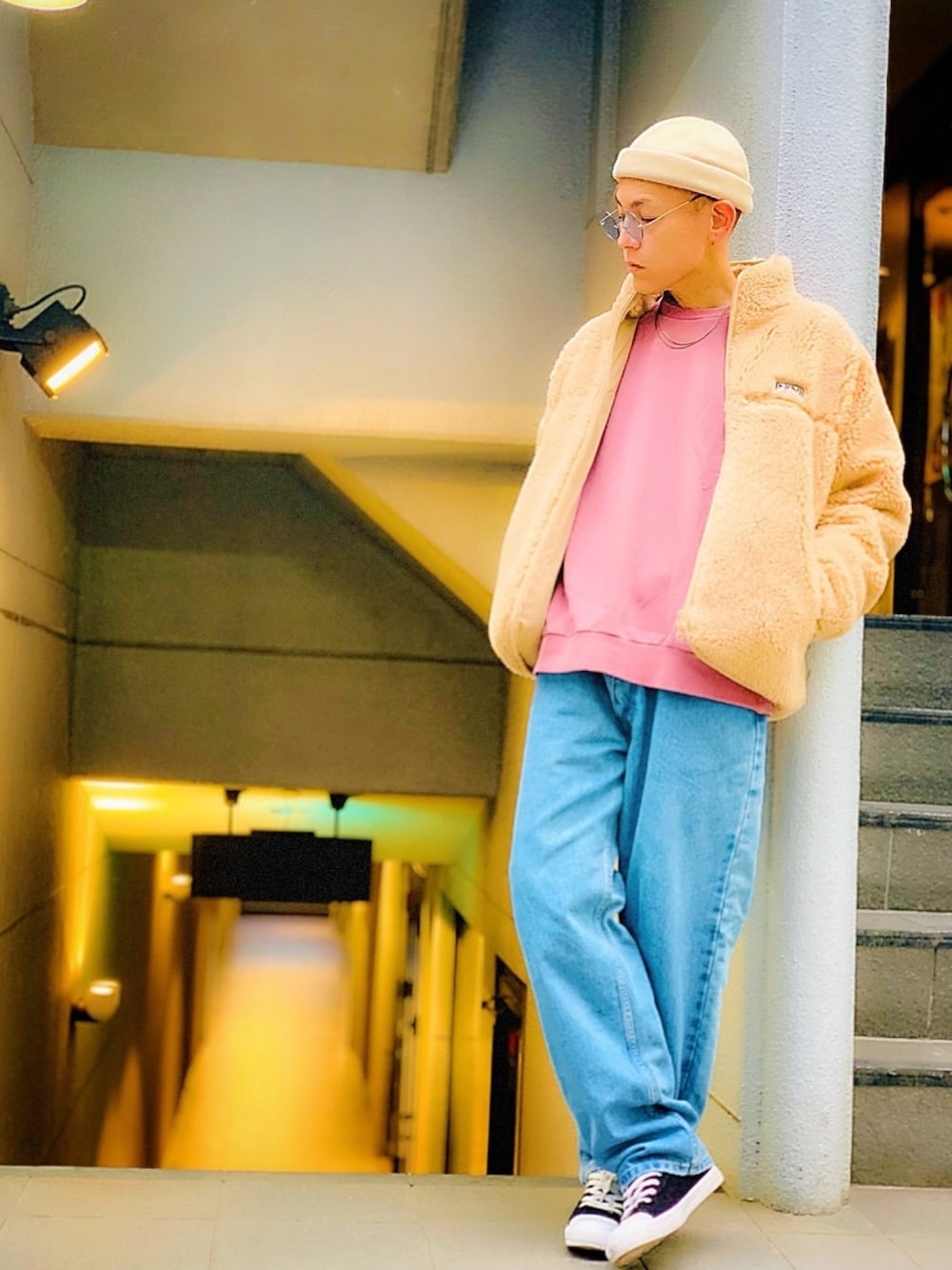 「ボアジャケット、NUMBER (N)INE、トレーナー、SENSEOFPLACE、guess、ワイドデニム、デニム、リーバイス、Levi's、ロールキャップ」｜「SENSE OF PLACE by URBAN RESEARCHのピグメントスウェットシャツ（スウェット、ピンク系）」を使った、TETUさん（メンズ・174cm）の冬コーディネートの1枚目の写真