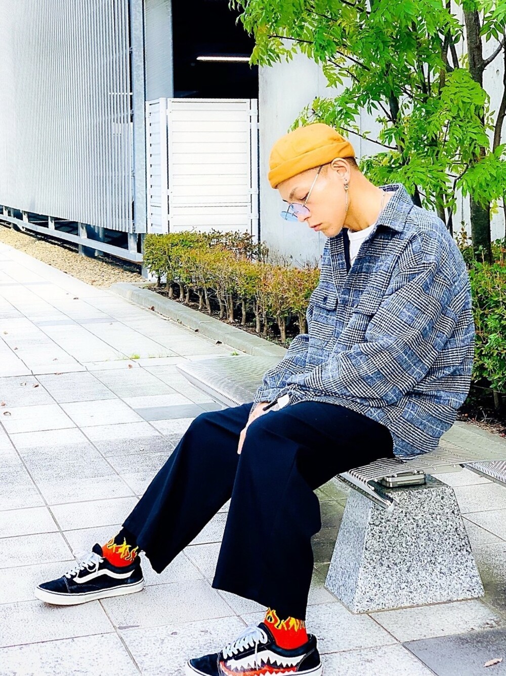「スニーカー、VANS、ワイドパンツ、チェックシャツ、オーバーサイズ、ロールキャップ、ピアス、ストリート、韓国ファッション、チェック」｜「NO NEEDのロングスリーブミリタリーオーバーサイズ起毛CPOジャケット（ミリタリージャケット、グレー系）」を使った、TETUさん（メンズ・174cm）の冬コーディネートの1枚目の写真