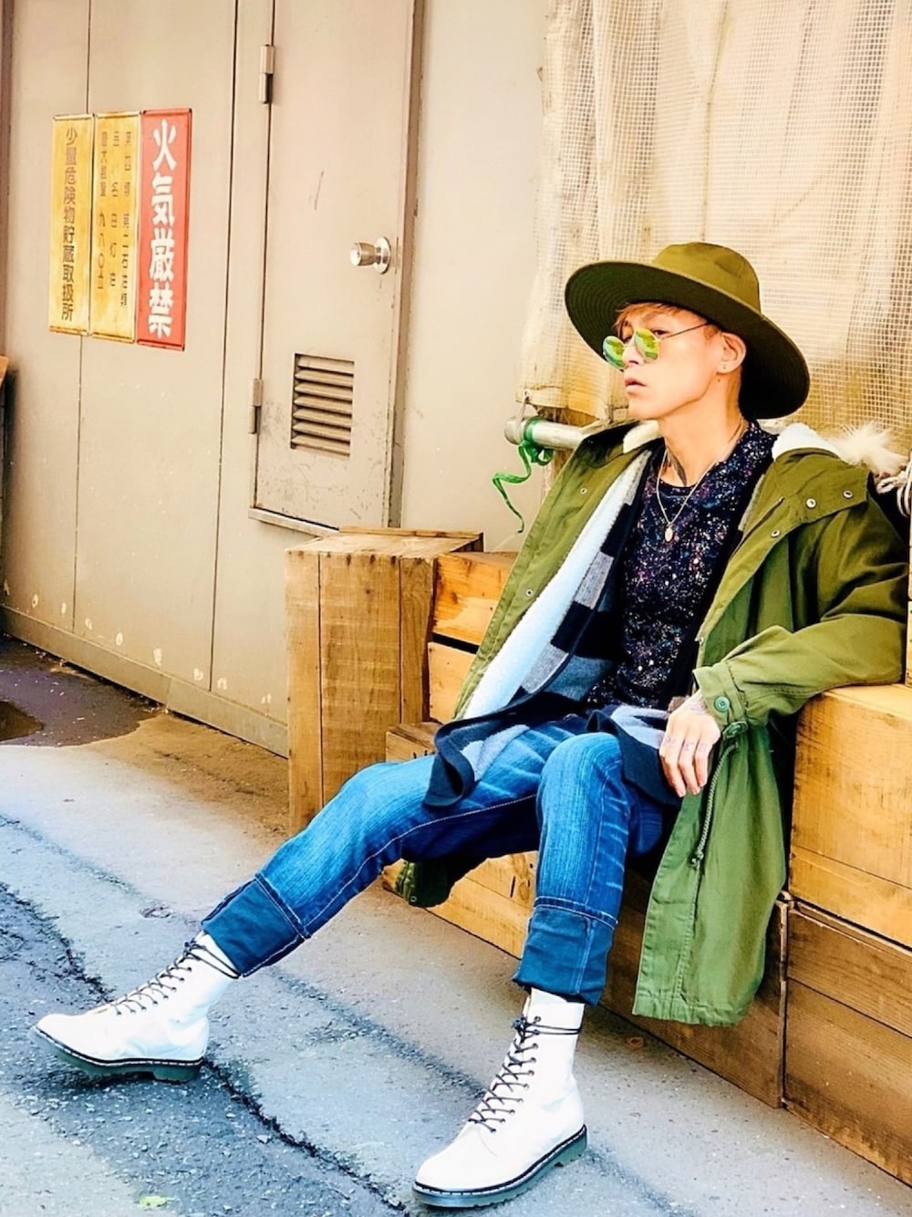 「モッズコート、ハット、カーキ、ミリタリー、AIVER、ブーツ、Dr.Martens、デニムパンツ、ロールアップ、デニム」｜「AIVERのCASPER JOHN AIVER　ミリタリーツイルモッズコート（モッズコート、グリーン系）」を使った、TETUさん（メンズ・174cm）の冬コーディネートの1枚目の写真