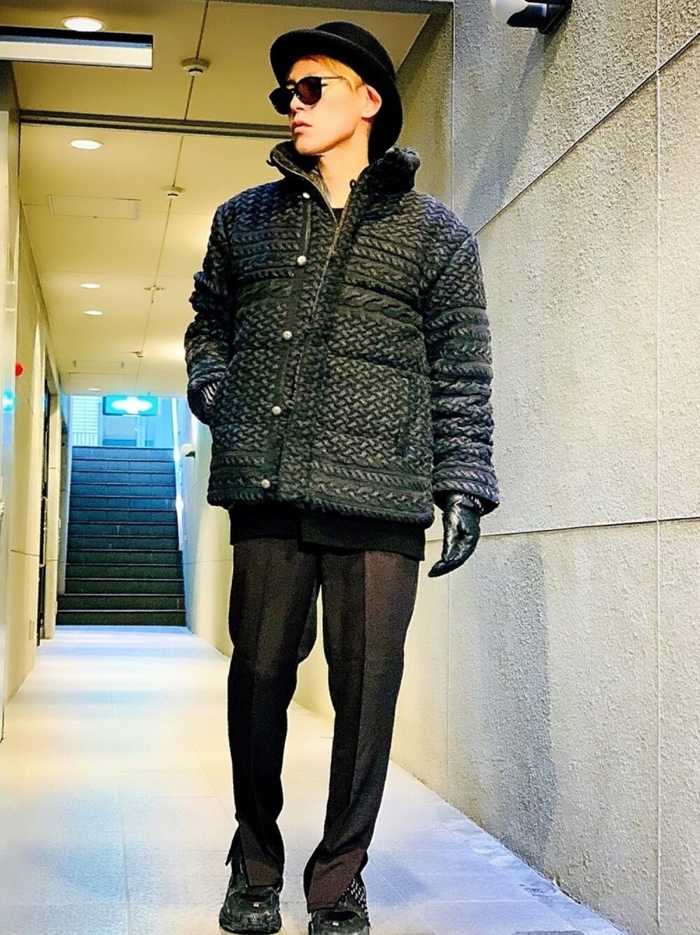 「ケーブルニット、サイドスリット、フレアパンツ、ダッドスニーカー、BALENCIAGA、ボーラーハット、ブラック、bayblo、冬アウター着回しチャレンジ、ブラックコーデ」｜「BAYBLOのケーブルニット中綿スタンドジャケット(RMS)【WEARISTA】MasaakiOoueさん着用（ダウンジャケット/コート、ブラック系）」を使った、TETUさん（メンズ・174cm）の冬コーディネートの1枚目の写真