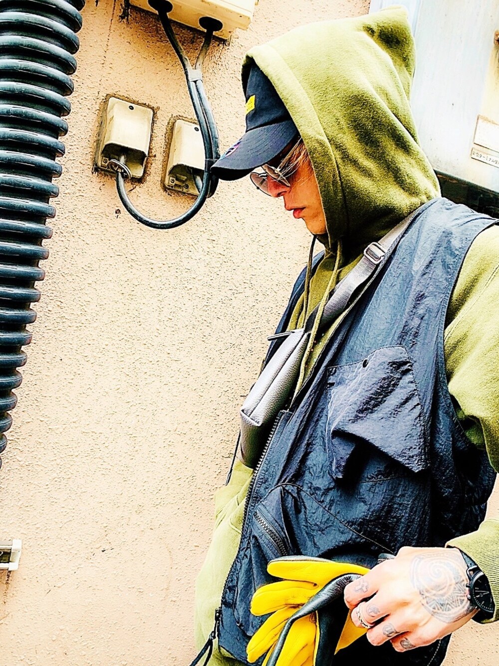 「ストリート、フィッシングベスト、手袋、パーカー、カーキ、Fossil、FOSSILSTYLE、STUDIOUS、サコッシュ、NUMBER (N)INE」｜「FOSSILのTHE COMMUTER CHRONO　FS5504（アナログ腕時計、ブラック系）」を使った、TETUさん（メンズ・174cm）の冬コーディネートの1枚目の写真