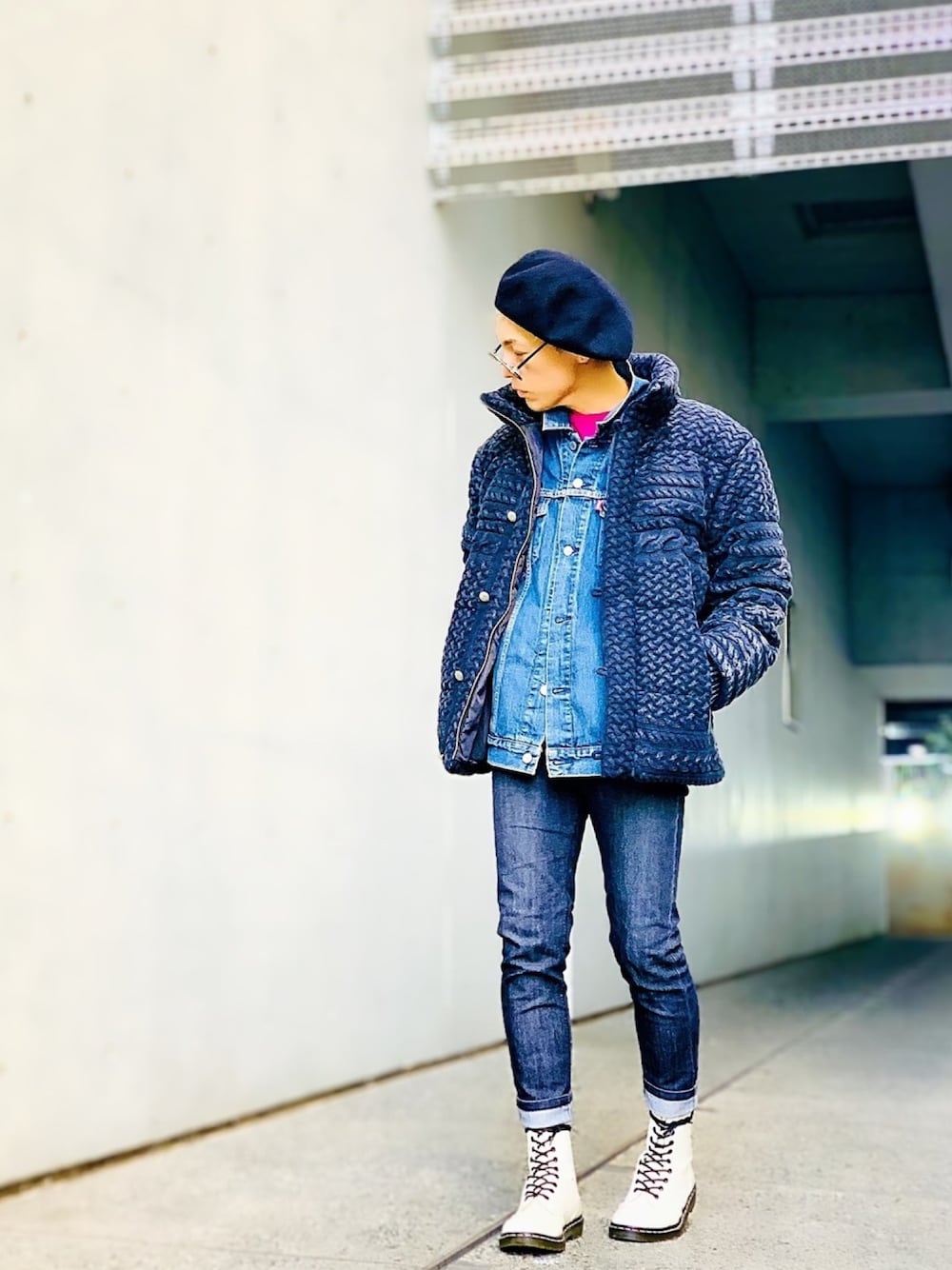 「スキニーデニム、ブーツ、bayblo、ケーブルニット、ブルゾン、デニムジャケット、デニムオンデニム、Levi's、Dr.Martens、ベレー帽」｜「BAYBLOのケーブルニット中綿スタンドジャケット(RMS)【WEARISTA】MasaakiOoueさん着用（ダウンジャケット/コート、ブラック系）」を使った、TETUさん（メンズ・174cm）の冬コーディネートの1枚目の写真