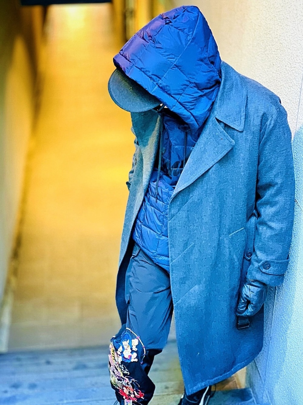 「NUMBER (N)INE、インナーダウン、トレンチコート、パーカー、カーゴパンツ、GALFY、CASPER JOHN AIVER、ストリート、レザーグローブ、モード」｜「NUMBER (N)INEの【NUMBER (N)INE】別注N(N)×TAION 超撥水ダウンビッグシルエットパーカー（ダウンジャケット/コート、ブルー系）」を使った、TETUさん（メンズ・174cm）の冬コーディネートの1枚目の写真