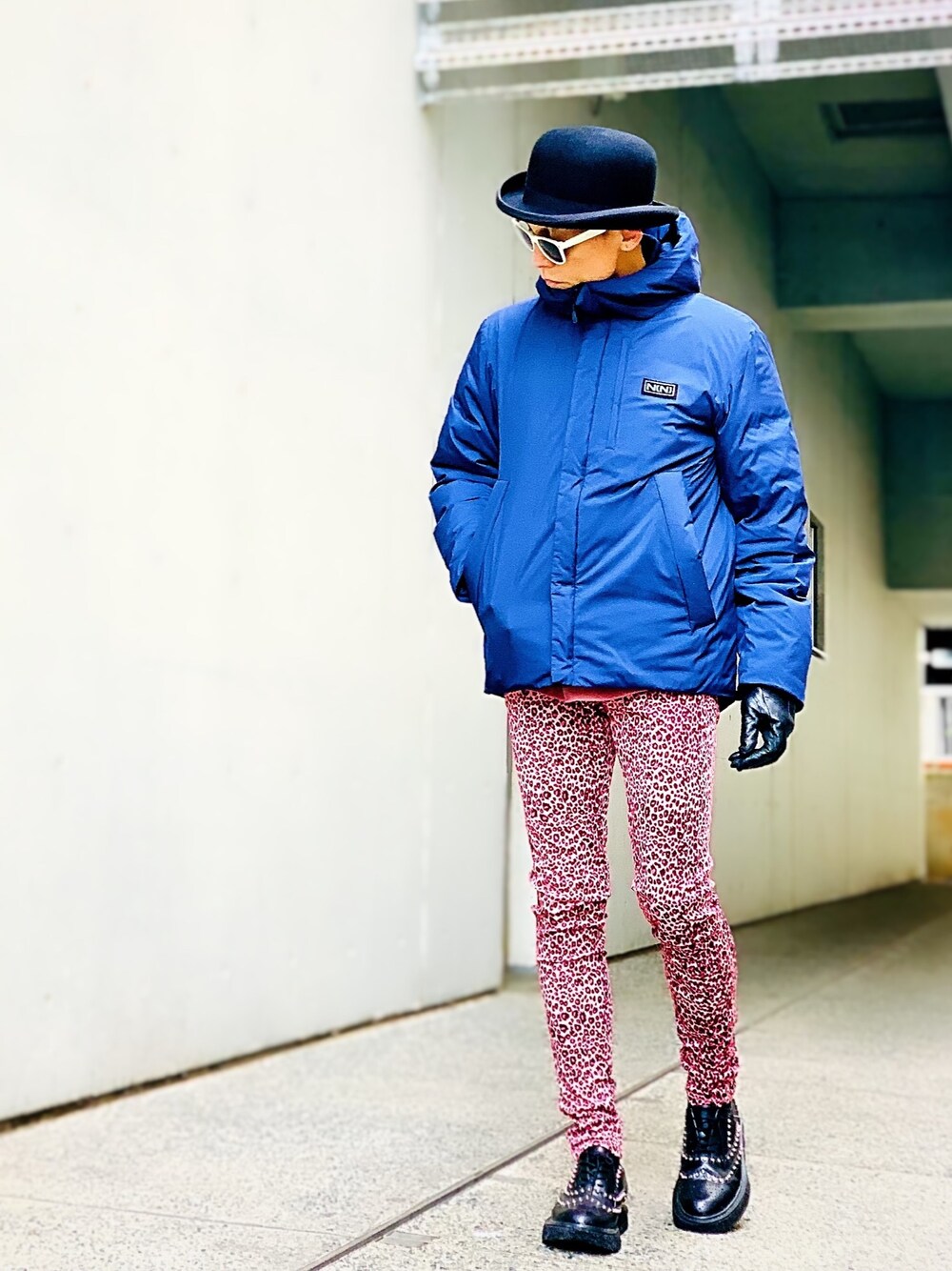 「冬コーデ、レザーグローブ、レオパード、スキニーパンツ、ダウンジャケット、NUMBER (N)INE、ラバーソール、LHP、ハット、モードストリート」｜「NUMBER (N)INEの【NUMBER (N)INE】《別注》ライト ウェイト ハイスペック インステッチ ショート ダウンジャケット / DOWN JACKET（ダウンジャケット/コート、ブルー系）」を使った、TETUさん（メンズ・174cm）の冬コーディネートの1枚目の写真