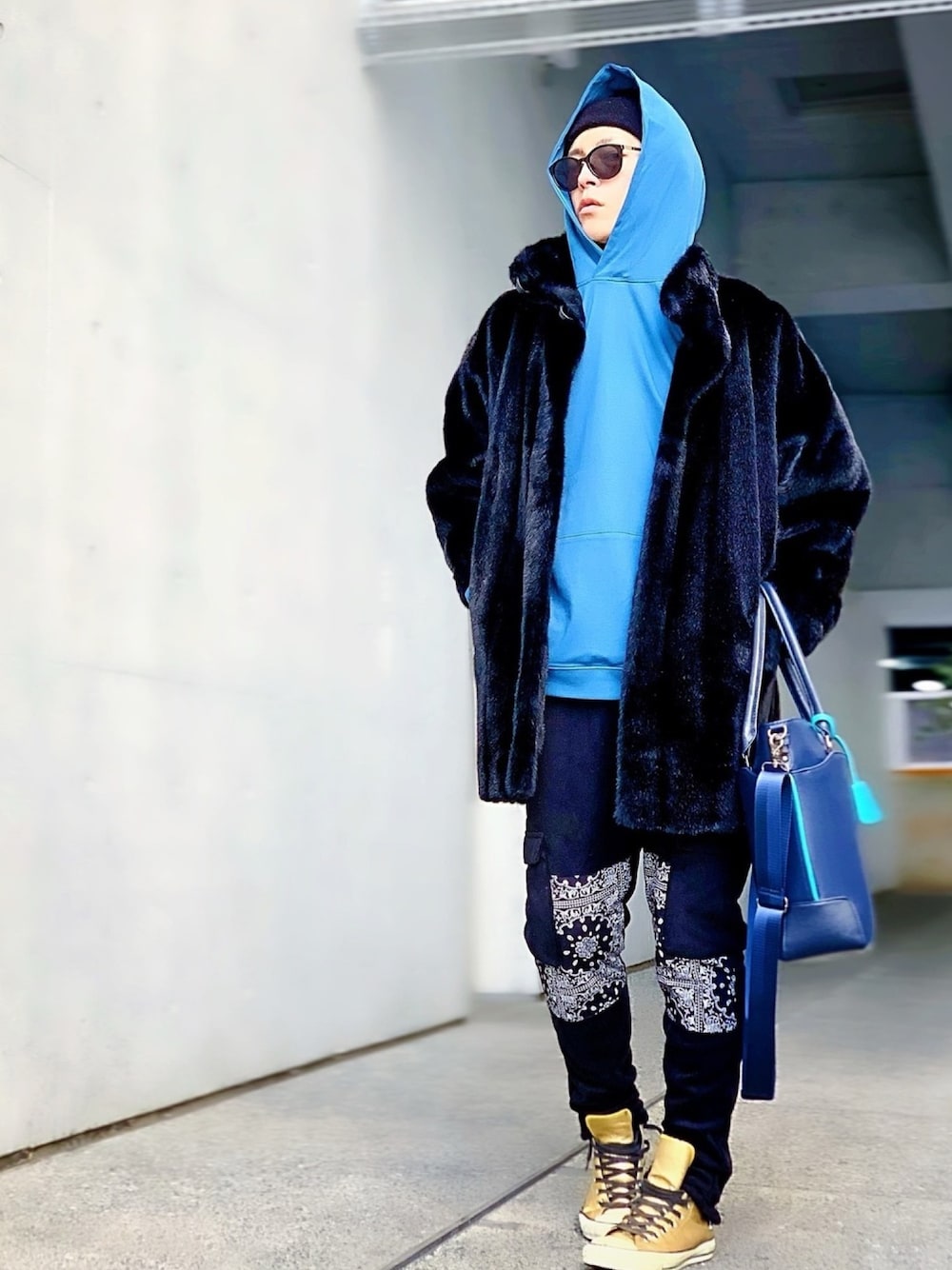 「ファーコート、Furbodesign、トートバッグ、パーカー、URBAN RESEARCH、カーゴパンツ、AIVER、コンバース、converse、ストリート」｜「URBAN RESEARCHの40/2シルケットポンチルーズプルオーバーパーカー（パーカー、ブルー系）」を使った、TETUさん（メンズ・174cm）の冬コーディネートの1枚目の写真